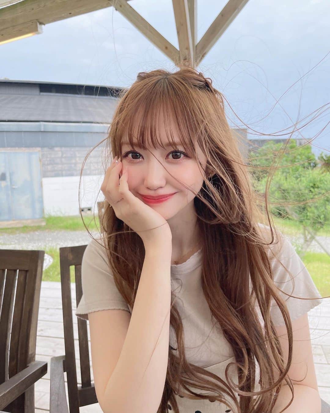のインスタグラム：「風がすごい🍃笑 髪がすごい🧠笑」
