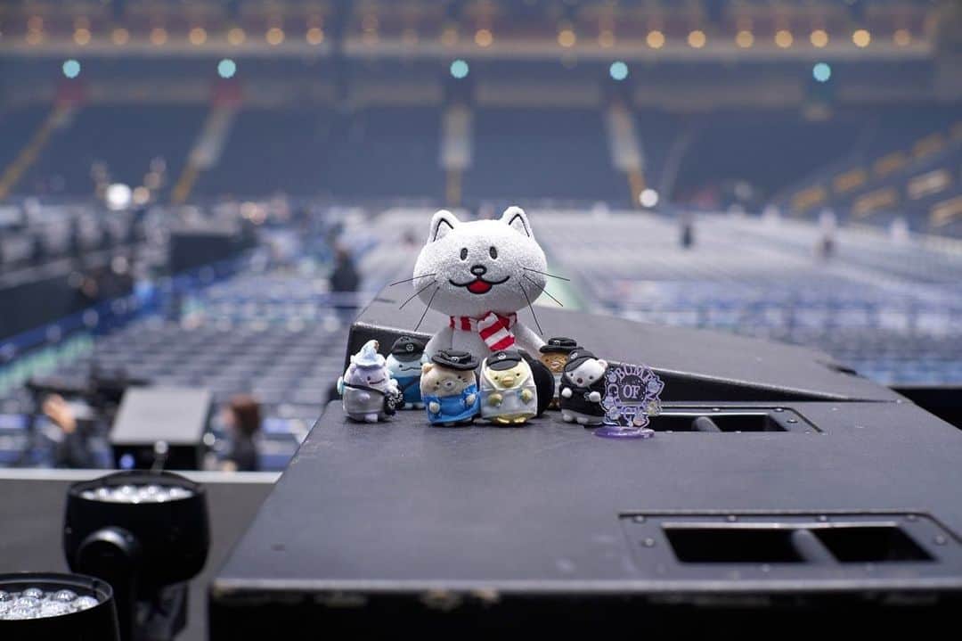 BUMP OF CHICKENのインスタグラム：「【BUMP OF CHICKEN TOUR 2023 be there GOODS通販開始のお知らせ】  BUMP OF CHICKEN TOUR 2023 be there GOODSのオンラインストアでのお取り扱いを開始しました！詳細はこちらをご確認ください。https://www.bumpofchicken.com/news/news/783  #bethere」