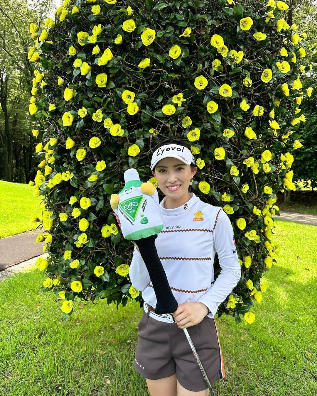 植手桃子のインスタグラム：「・ 今日は、来週のアース・モンダミンカップ、開催コース⛳️カメリアヒルズカントリークラブをラウンドしました。 今年もラフが深いですが、良いイメージで練習ラウンドさせていただきました。  可愛い😍モンダミンのヘッドカバーをつけてプレーします✨」