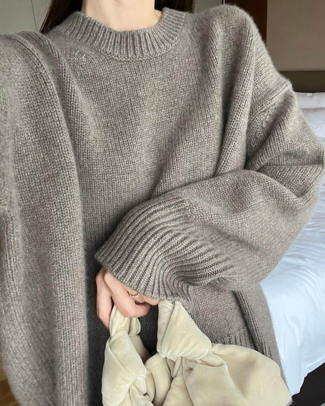 丸林広奈のインスタグラム：「Olivia knit. Inés coatに続き、MARNO exclusiveとしてカシミヤ100%の糸をたっぷり贅沢に使用し、ざっくりとしたシルエットのボリュームニットを作りました🧶  ずっと包まれていたくなるような、滑らかさと柔らかさはカシミヤ100だからこそ叶う極上の着心地…😮‍💨🤍  身幅や袖のデザインや肩の落ち感などシルエットを追求し、一枚で洗練された雰囲気で着ていただけます♡  パンツにもスカートにも合わせやすく、タイムレスに永く着ていただけるニットです🤍  @marno__official」