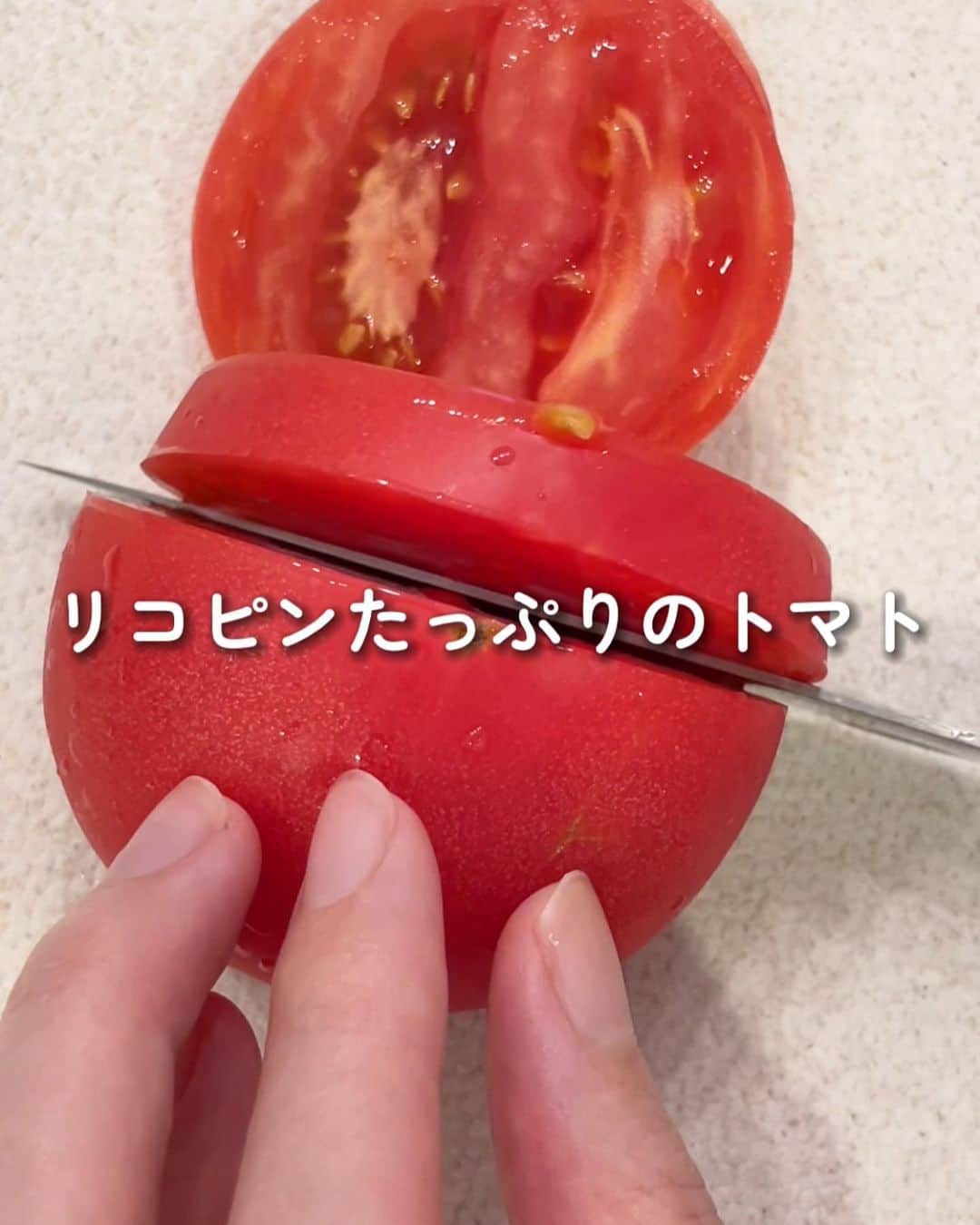 伊賀るり子さんのインスタグラム写真 - (伊賀るり子Instagram)「低糖質レシピは @ruriscooking  【低糖質！トマトの生姜しらすサラダ】 紫外線が気になる季節。「食べる日焼け止め」とも呼ばれるトマトは積極的に食べておきたい🍅 あと1品という時にちゃちゃっと作れる簡単なサラダです。しらすと生姜という間違いない組み合わせがトマトにもよく合います✨  材料（2人分） トマト　1個 しらすorちりめんじゃこ　大さじ1 酢　小さじ1と1/2 ごま油　小さじ1と1/2 醤油　小さじ1と1/2 生姜すりおろし　小さじ1/3 炒り白胡麻　ひとつまみ  ＼食べて痩せる／ 週末外食しても158cm44kgキープ！ 料理研究家の低糖質おうちごはんレシピ @ruriscooking   #トマト #トマトレシピ  #しらすレシピ #簡単レシピ #節約レシピ #時短レシピ #おつまみレシピ #ダイエットレシピ #低糖質レシピ #糖質制限レシピ #つくりおき #つくりおきレシピ #サラダレシピ #副菜レシピ」6月13日 20時42分 - ruriscooking