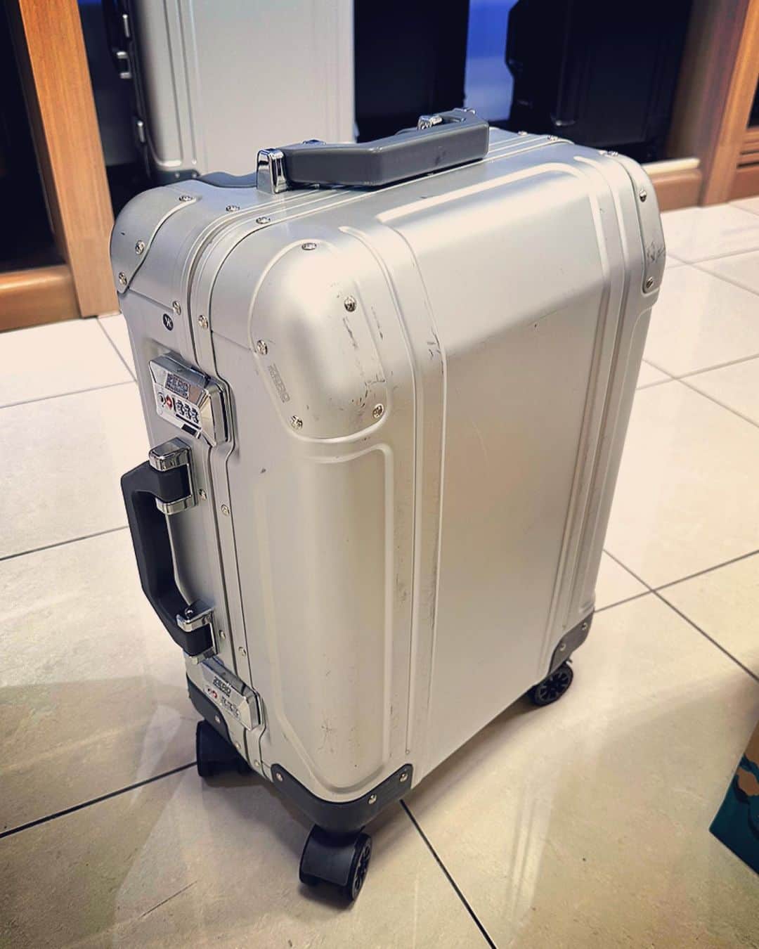 木山裕策さんのインスタグラム写真 - (木山裕策Instagram)「愛用しているスーツケースのキャスターが突然外れてしまい、名古屋からの帰りはなかなか大変な道中に💦。池袋の百貨店に駆け込んでなんとか修理に出せたから良かったー🔧。  ちょいと酷使しすぎたかなぁ😅。 スーツケースの中身を紙袋に詰め替えて🛍️、頑張って帰ります💪。」6月13日 20時43分 - kiyamayusaku