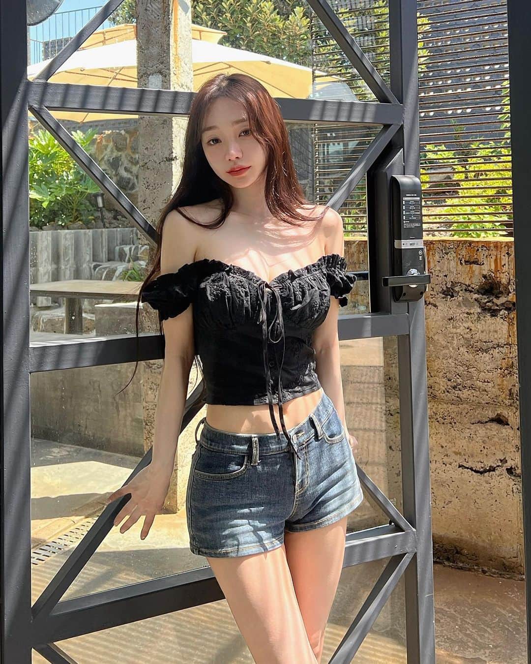 キム・ドヨンのインスタグラム：「이번주 목요일 오픈하는 골반볼륨업 로우 숏팬츠랑 반팔 아일렛 블라우스는 평일기준 4-5일후 발송 제품으로 오픈 할인가 없이 진행하는 제품이였지만 두제품 모두 6000원 이상 할인율로 오픈 할인이 책정하여 숏팬츠는 5만원대, 아일렛은4만원대 오픈할 예정입니다❤️ 다들 배송 지연되어도 양해해주시고 응원해주셔서 마진을 빼서라도 좋은 가격 맞춰드리구싶었어요 늘 감사합니다🥰」