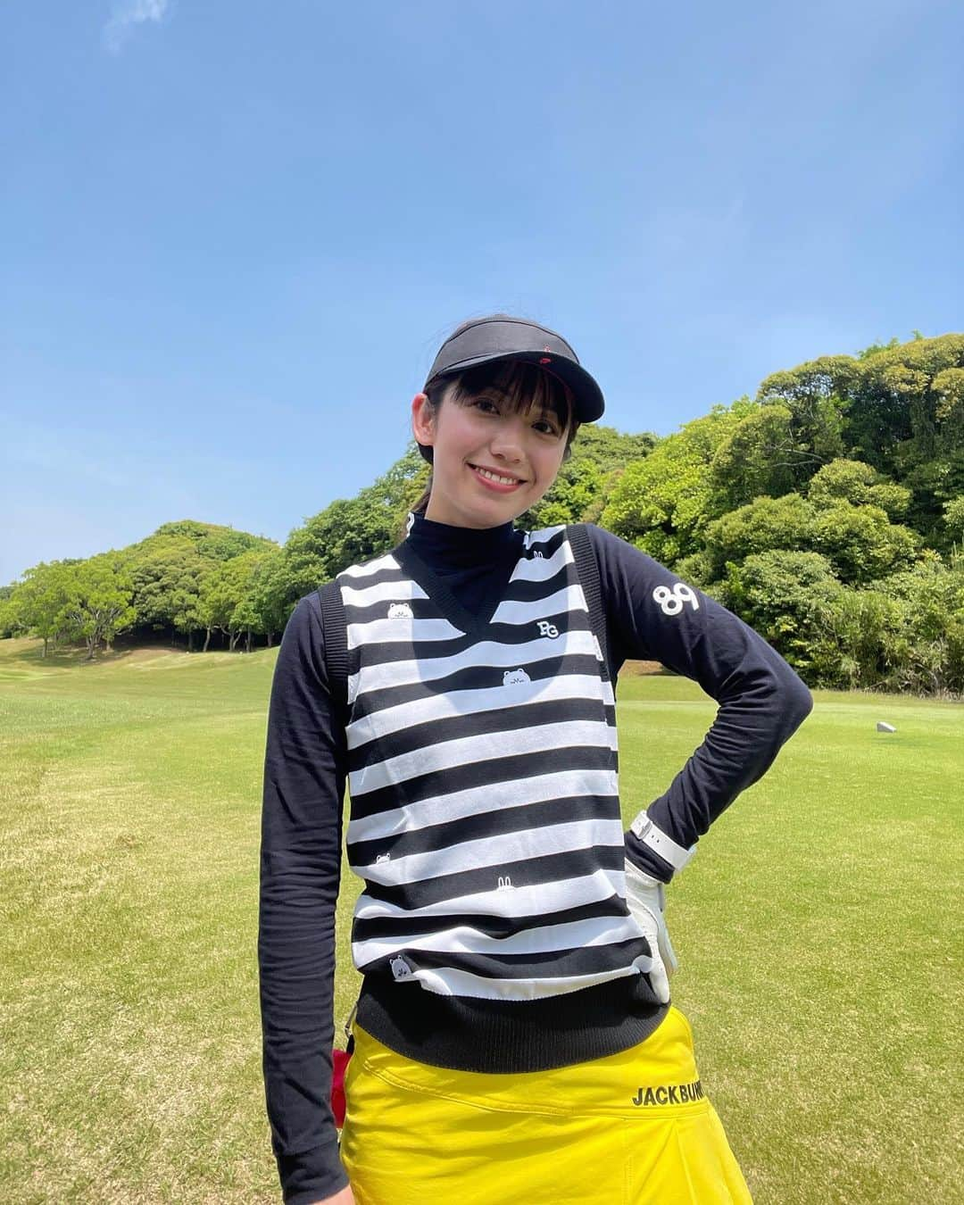 佐藤あいりのインスタグラム：「⛳️ まだ関東梅雨入りする前に 一年ぶりに行ってきました🏌️‍♀️  実は、約一年前 10年ちょいのブランクがあって 不安で苦手意識があったけど 知人に声を掛けて頂いて接待ゴルフにチャレンジしました。  とても素敵なコースだったのにも関わらず なかなか思うようにいかなくて ちょっとトラウマになりかけたのがあり ゴルフから少し離れていましたが…  先日、再チャレンジできました！ 嬉しいっ！！！ 課題は沢山ですが、楽しみながら スコア伸ばせていけたらいいな〜  ひっそりと応援しててください🤭🤍  気合い入れで、 ウェアだけは一丁前に準備して挑んだ🫡(笑)」