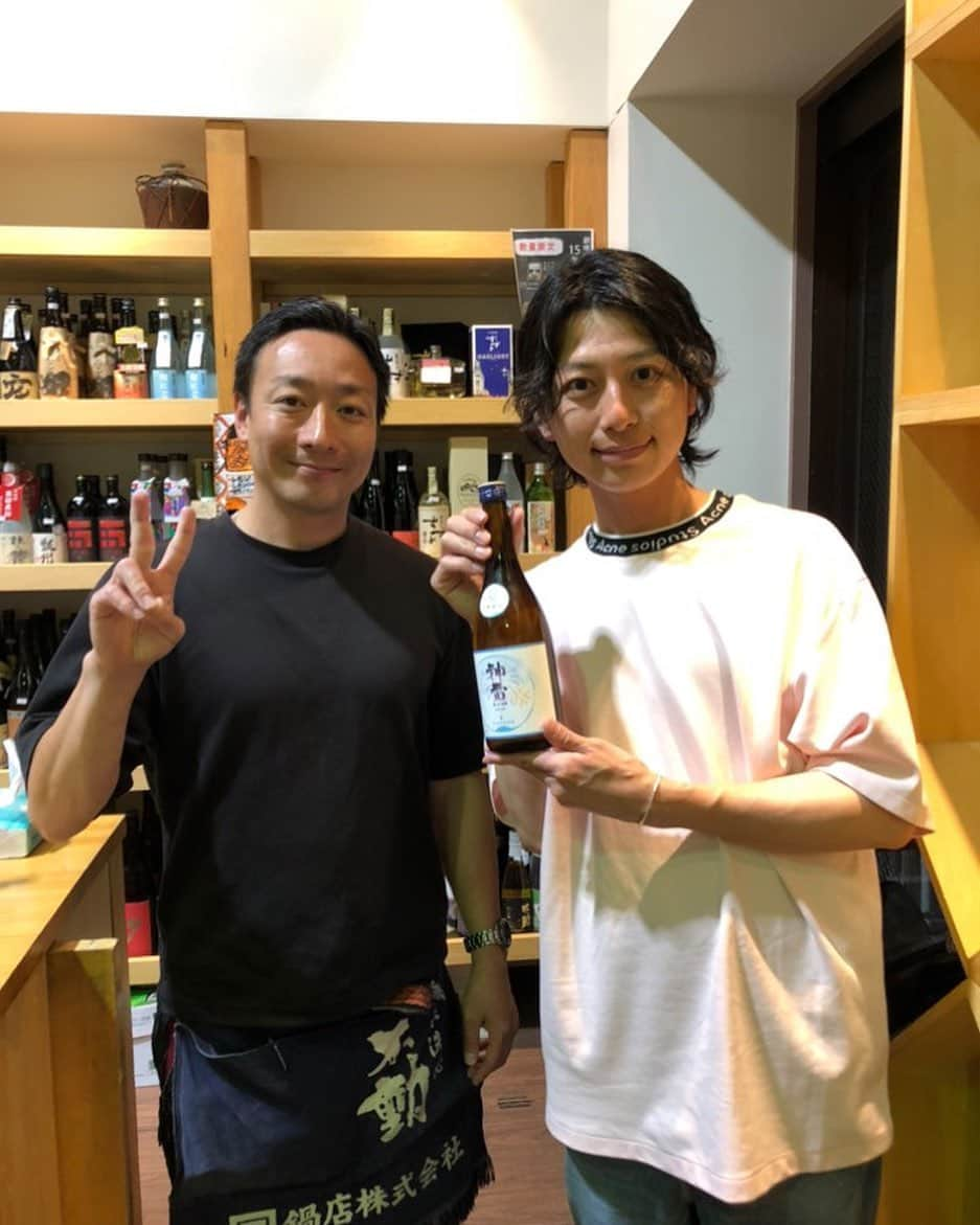 瀬戸口弘樹さんのインスタグラム写真 - (瀬戸口弘樹Instagram)「僕の日本酒人生のスタートの原点新川にある創業100年の老舗酒屋「今田商店」様🍶🌸🫧✨ 今田社長と写真撮っていただきました🌸 今度コラボイベントをやろうと言ってくださり畏れ多いですが、その時は全力でやらさせていただきますのでよろしくお願い致します🙏🌸🫧✨  今日は広島県の三輪酒造様の 「神雷　夏　生酛純米酒」を購入🌸🫧✨  1人弥栄します🍶🫧✨  今田社長ありがとうbeautyです🙏🌸🫧✨  #今田商店　#新川　#酒屋　#老舗酒屋　#日本酒　#酒の町新川　#広島　#神雷　#神雷夏生酛純米酒」6月13日 20時46分 - hirokisetoguchi