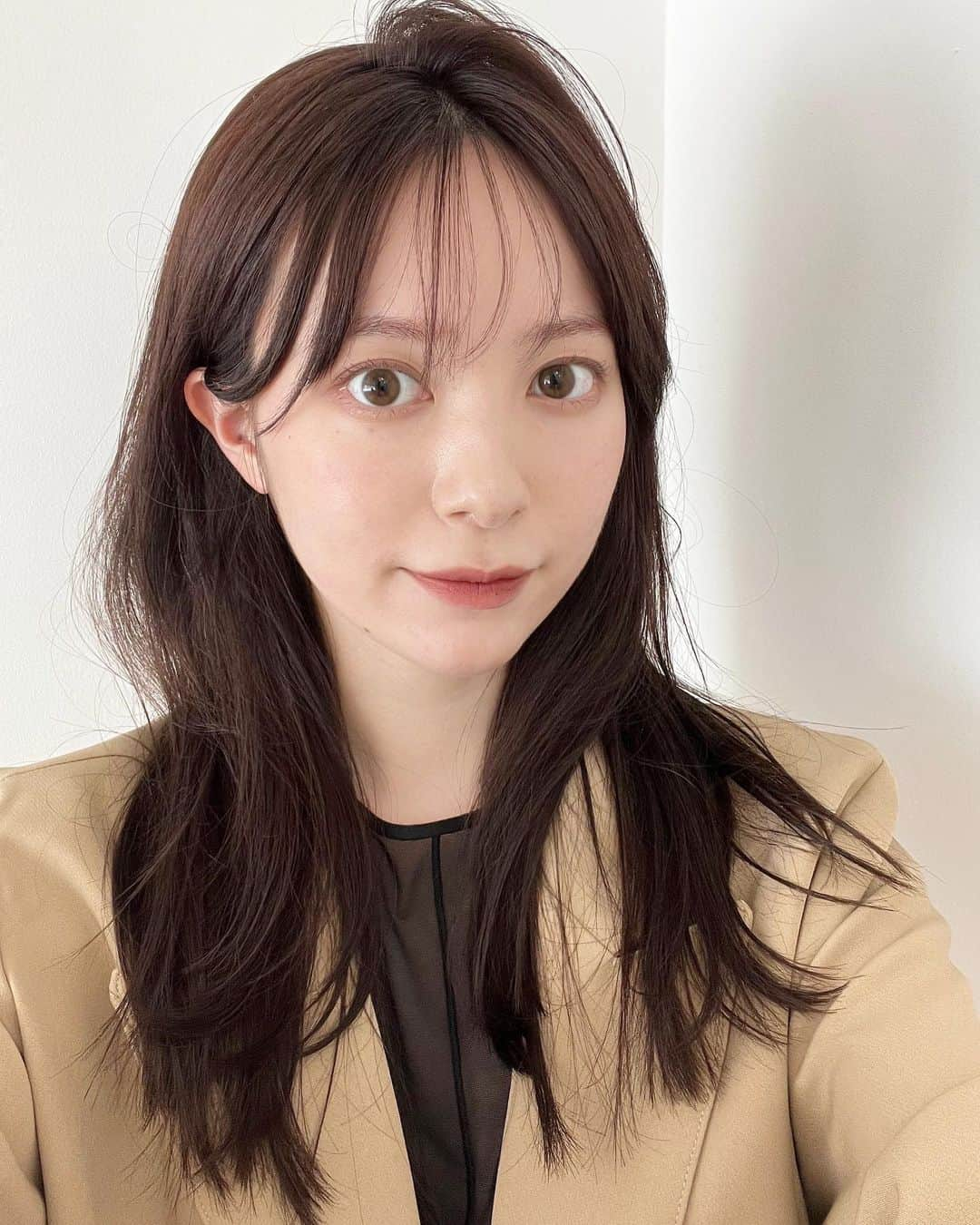 福井姫奈のインスタグラム：「秋の先取り💄  ヘアカラーもピンク味のあるブラウンでお気に入り🫶🏻  今日も1日お疲れ様です☺︎  #サロンモデル#サロモ#秋服#秋メイク」