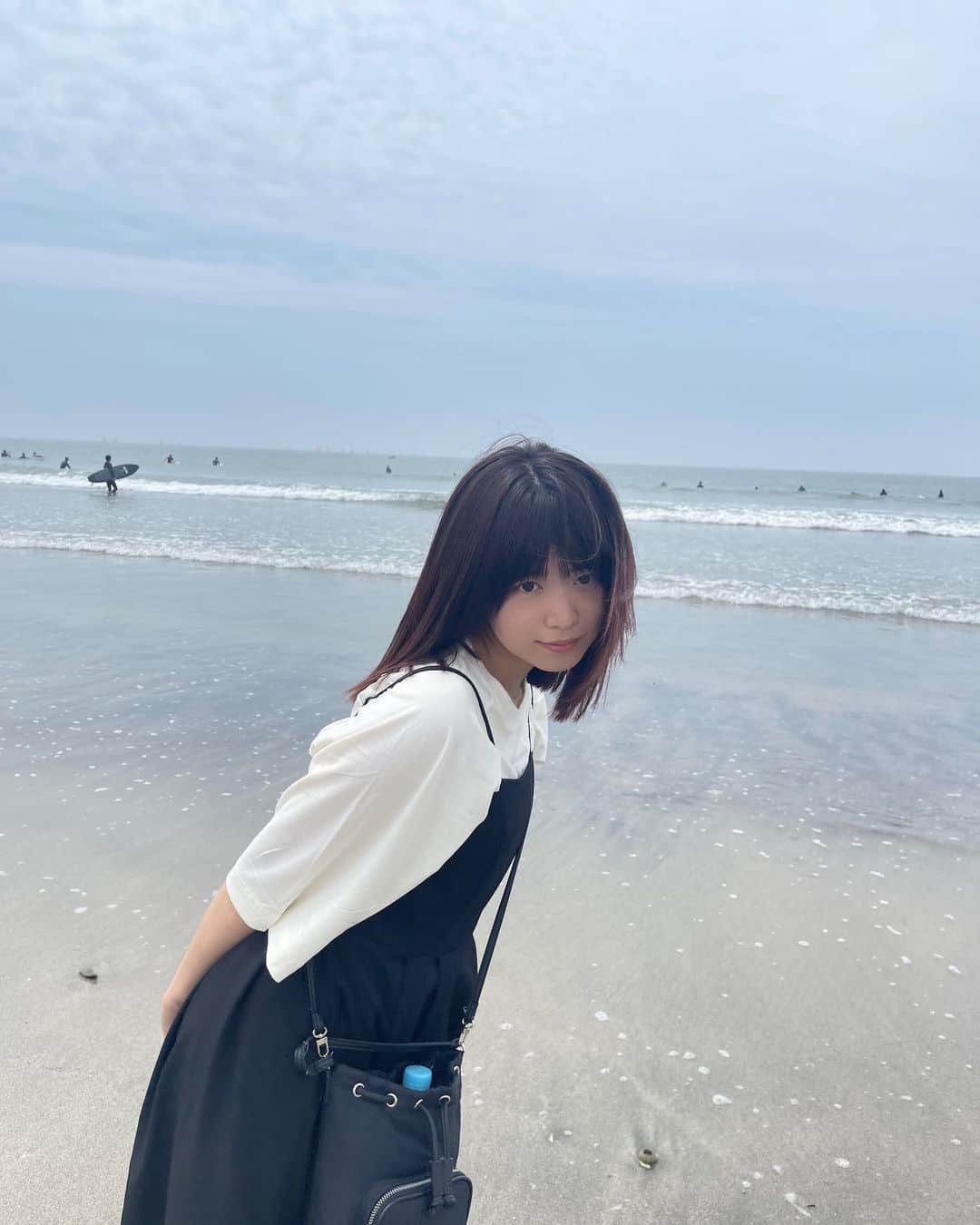 吉田莉桜のインスタグラム：「髪、少し短くなりました。☆彡.。  先日幼馴染と由比ヶ浜に行った時の写真☺️ 久しぶりに海見れて嬉しかった☺︎」