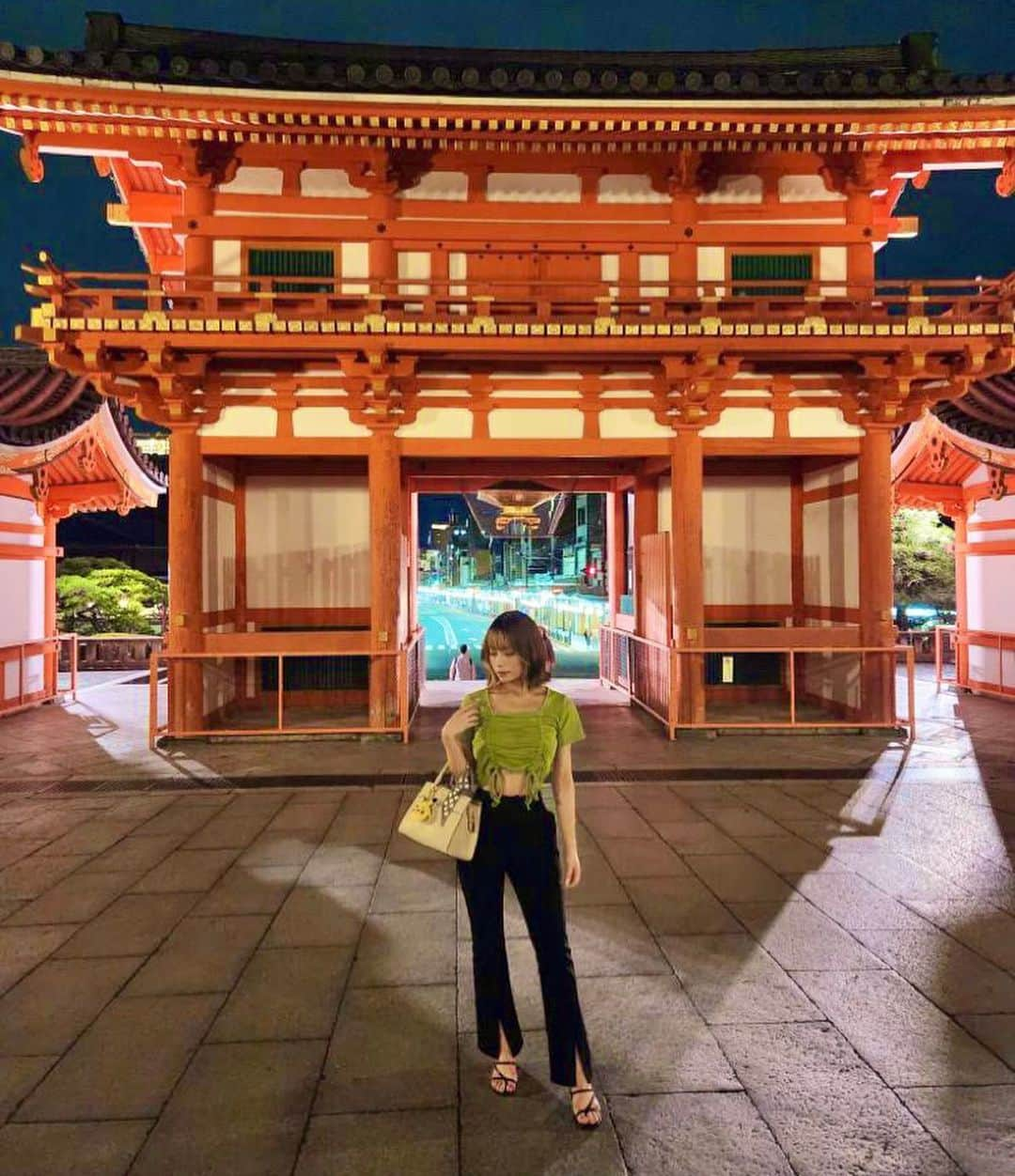 りこぴんさんのインスタグラム写真 - (りこぴんInstagram)「. 伏見稲荷大社行ってきた🦊⛩️  夜中に初めて行ったけど、伏見稲荷の魔界感がこわかった🥹  でも幻想的ですてき✨💜  .  京都のソワカって言うシーシャ屋さんにあった、メンダコのぬいぐるみが可愛すぎたので、載せておく😌💕  #伏見稲荷大社 #伏見稲荷 #伏見稲荷神社 #伏見稲荷大社千本鳥居 #伏見稲荷神社⛩ #京都 #京都観光 #京都神社 #神社巡り #神社フォトコンわたしと神社 #ポートレート #ポートレート撮影 #大阪モデル #撮影モデル」6月13日 20時46分 - rikopingram_t