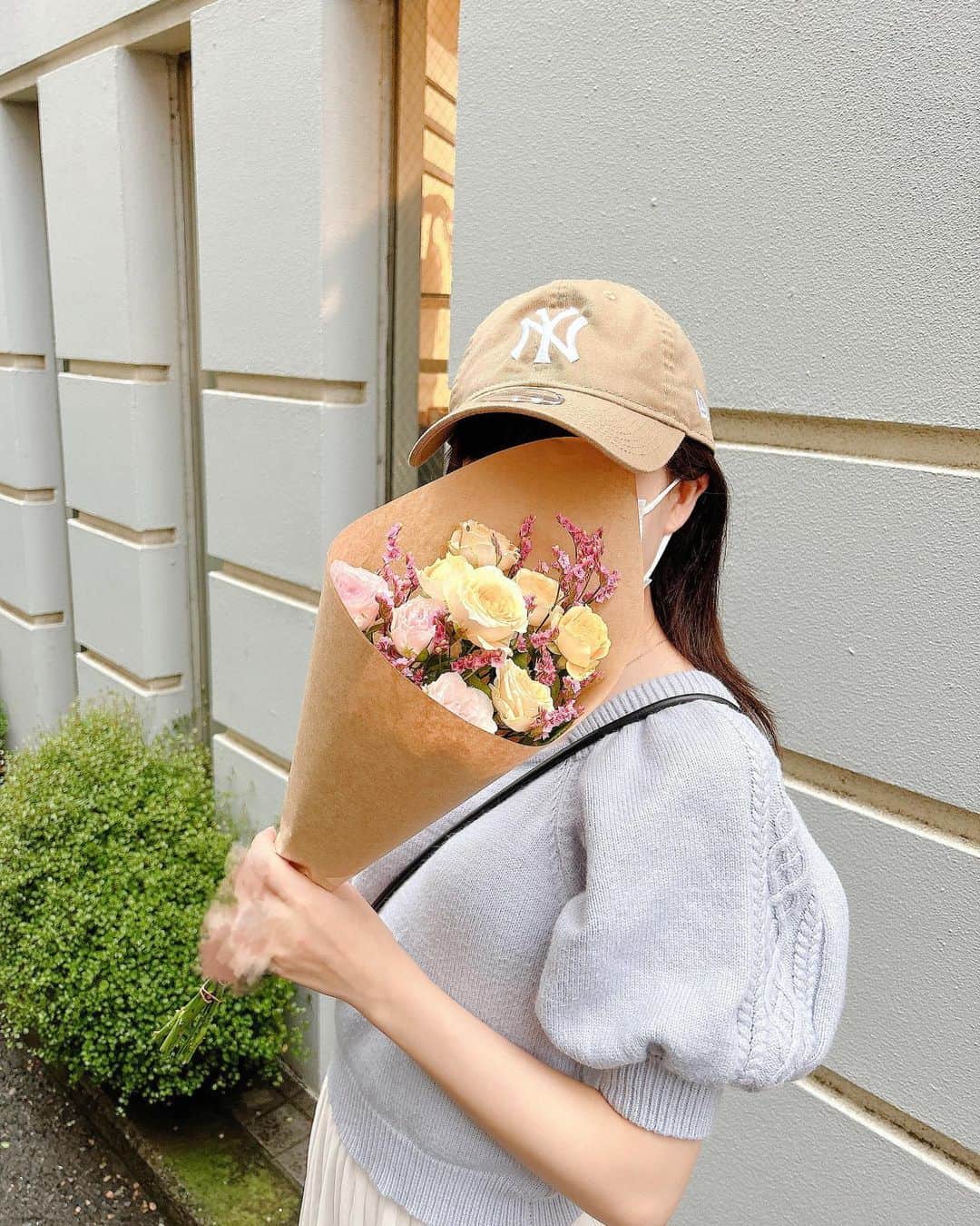 小日向夏実のインスタグラム：「🌷🌧️  今日のお花🫧大人になるにつれてお花の素敵さに惹かれていく日々だよ〜！  お休みだったからすっぴん（笑） 大好きなエステは延期になったからゆったりふーさんと過ごした日でした🐶  #お花 #花のある暮らし #花束 #お花屋さん #flower #東京 #低身長コーデ #japanesegirl #followｍe #いいね歓迎」