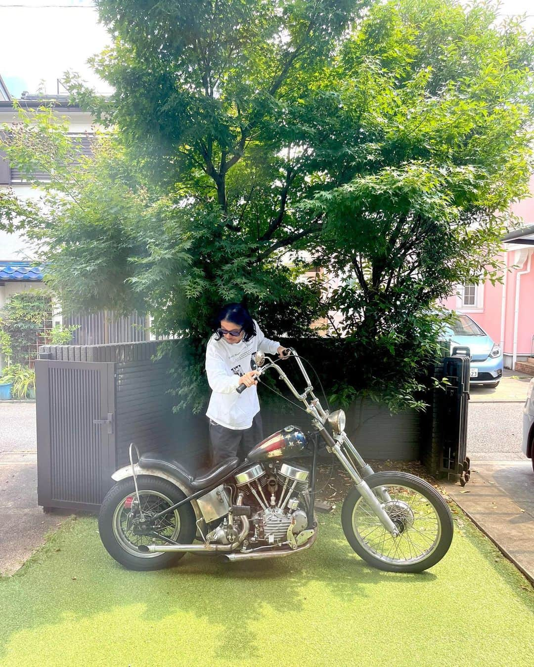 Curly Giraffeのインスタグラム：「Rainy season. でも雨降ってないので乗るよね。  #harleydavidson #chopper  #vintagechopper #chopperlife #49fl #panhead #panheadchopper #easyrider #peterfonda #dennishopper #captainbilly #hawgholic」