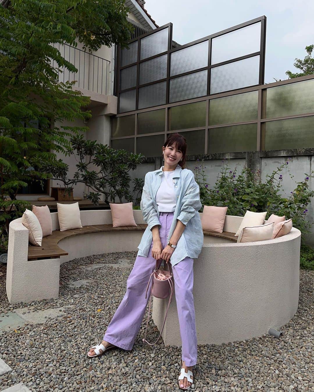 Lilian莉安のインスタグラム：「- 多巴胺穿搭🍧 OOTD 襯衫/短T⋯ @daily_vanity_  #ootd  #whatiwore #outfits #多巴胺穿搭」