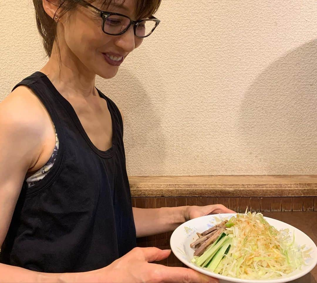 花田美恵子さんのインスタグラム写真 - (花田美恵子Instagram)「今年初✨ 鶏舎の夏季限定 『冷やし葱そば』  美味しくいただきました  実際には いつ行っても 道路を挟んで倍くらいの行列は不可避ですが それでも食べたい😊  夏の風物詩...🌻  #tokyolifestyle #summer #limited #noodles  #鶏舎 #冷やし葱そば #間違いない」6月13日 20時55分 - hawaiimieko