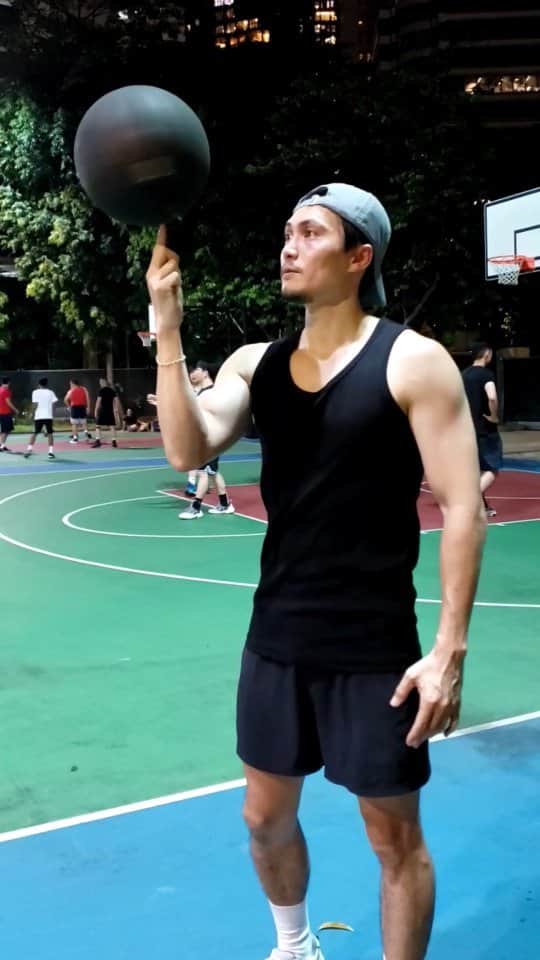 のインスタグラム：「What do you do on Friday night 🍻 or 🏀 ?  #basketball #park #hongkong #nba #airjordan #バスケ #香港」