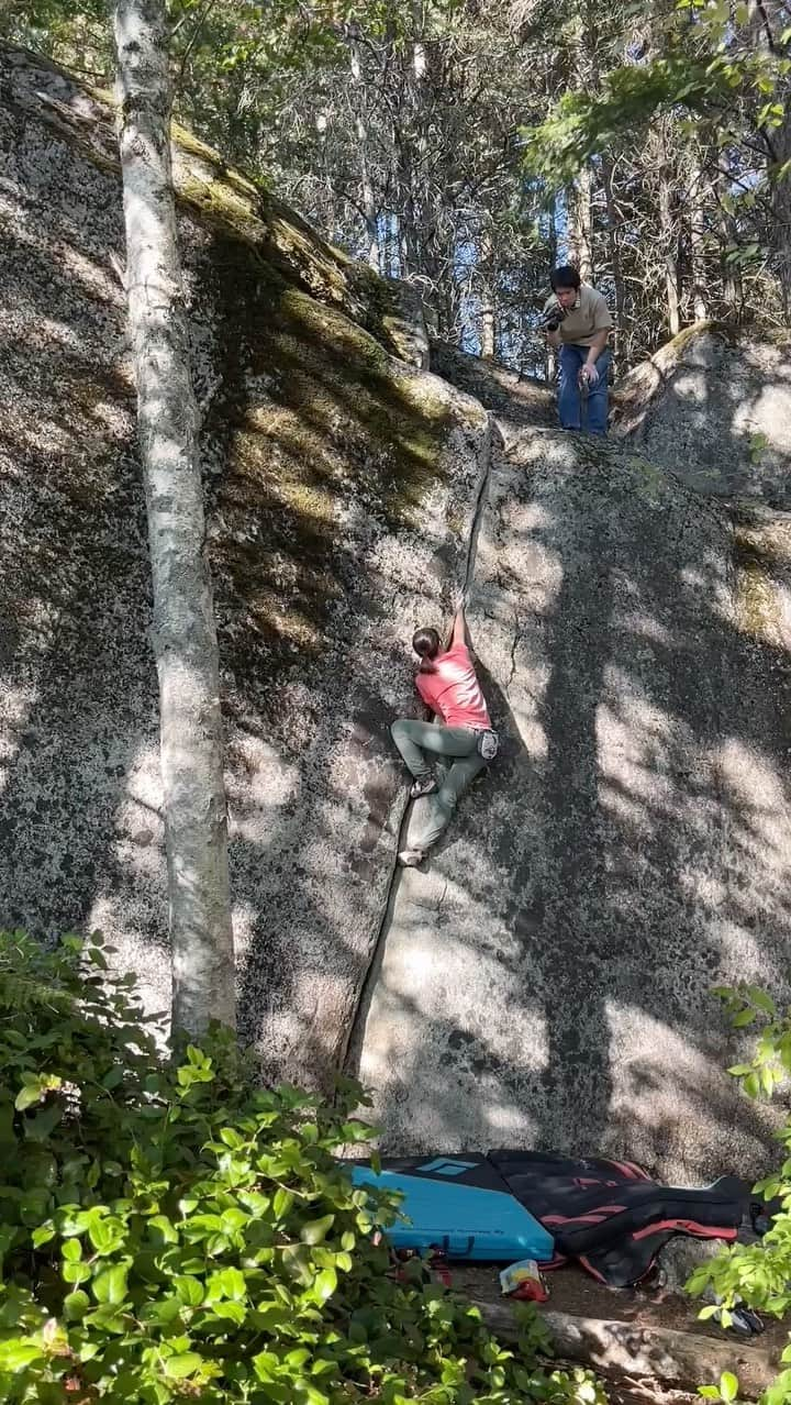 尾上彩のインスタグラム：「クラックは難しい😵‍💫コツがつかめない… ・ @patagoniajp @patagonia_climb #climbing #climblikeagirl #bouldering #クライミング #ボルダリング #squamish #squamishbouldering #squamishclimbing」