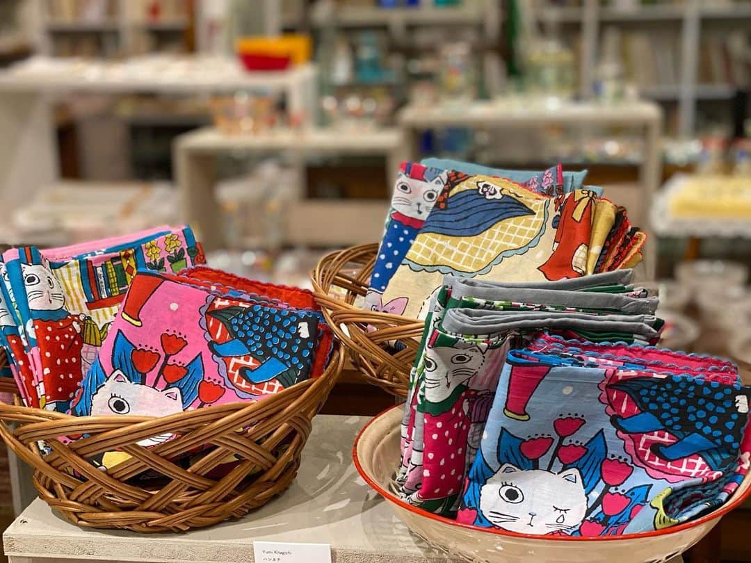 北岸由美のインスタグラム：「作品展「アニマルクラブ」  初日からたくさんのご来店ありがとうございました。お店に到着するのが遅れてしまい、オープン前からお待ちくださったみなさまとはおひとりずつお話しすることができず、申し訳ありませんでした。  また、グッズにつきましては明日クロッキー帳などを追加する予定です。オープンの時間に間に合わないかもしれないので、グッズをたくさんご覧になりたい、という方は明日はすこしゆっくりめにいらしていただければ...(すみません) 作品集やお手紙バイキング、めがねふきなどはたっぷりあります！  ハンカチも、用意していたものが完売してしまったので追加発注しております。 写真2枚目〜4枚目の柄が入荷する予定です。入荷の時期がはっきり分かりましたらまたお知らせしますね！  明日もどうぞよろしくお願いします。  #yumikitagishi #cedokzakkastore #アニマルクラブ  北岸由美 作品展「アニマルクラブ」 6月13日（火）〜6月25日（日） ※月曜定休 12:00-19:00 場所：チェドックザッカストア浅草 @CEDOKzakkastore @cedokstaff」