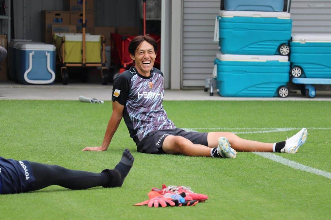 楢崎正剛のインスタグラム：「これからもなるべく笑顔でいきましょう！ という写真です。  #Jリーグ #名古屋グランパス #トレーニング #GK」