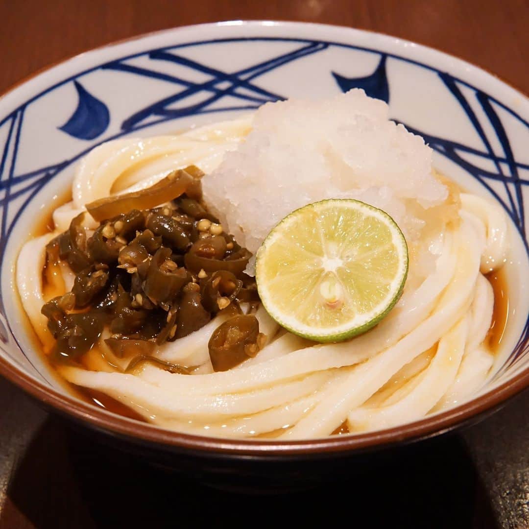 のインスタグラム：「辛いもの好きは「🙌」で教えてください！  「想像以上に辛い...」「本当に辛い...」と毎年話題の #青唐おろしぶっかけうどん と #青唐おろし醤油うどん が本日より販売開始となりました🌶  どちらも舌がしびれるほど激辛、なのに旨くて後を引く一杯に仕上がっています！辛いもの好きの皆さんはぜひ挑戦してくださいね！（本当に辛いのでお気を付けください...🙏）  ※一部店舗では販売していない場合がございます。  #丸亀製麺 #丸亀うどん #udon #麺 #うどん」