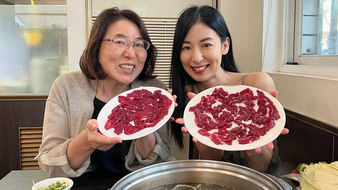 大久保麻梨子のインスタグラム：「解鎖媽媽的願望✨歐耶✌🏻 終於實現媽媽一直很想去的台南旅遊！ 帶這媽媽吃遍我喜歡的台南美食 對吃很挑剔的九州媽媽會不會接受嗎？ 居然媽媽最喜歡的是○○😳真沒想到！ 歡迎來看看我的YT頻道「大久保麻梨子の台湾生活」  母がずっと行ってみたいと言ってた台南へ！ 大好きな台南グルメをいろいろ食べてもらいました😋 苦手な食べ物も多い母ですが、1番気に入っていた物に驚き🫢 Youtubeぜひご覧ください✨  #台南美食 #台南 #台南小吃 #台南旅遊 #台湾グルメ #台湾美食 #台湾料理 #台湾旅 #親子旅 #母女」