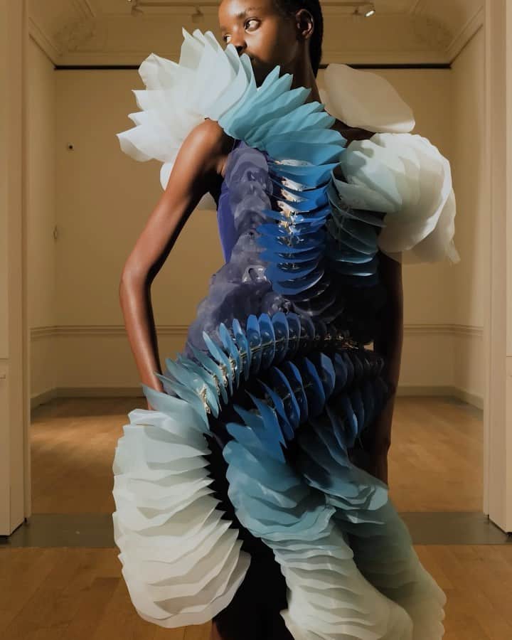Iris Van Herpeのインスタグラム：「Spaera Mundi in motion ~ Hundreds of translucent, fluid spheres are gradient-dyed from midnight blue to lucid white to then be kinetically connected through fine embroidery in collaboration with kinetic artist @Casey_Curran  #irisvanherpen #hautecouture」