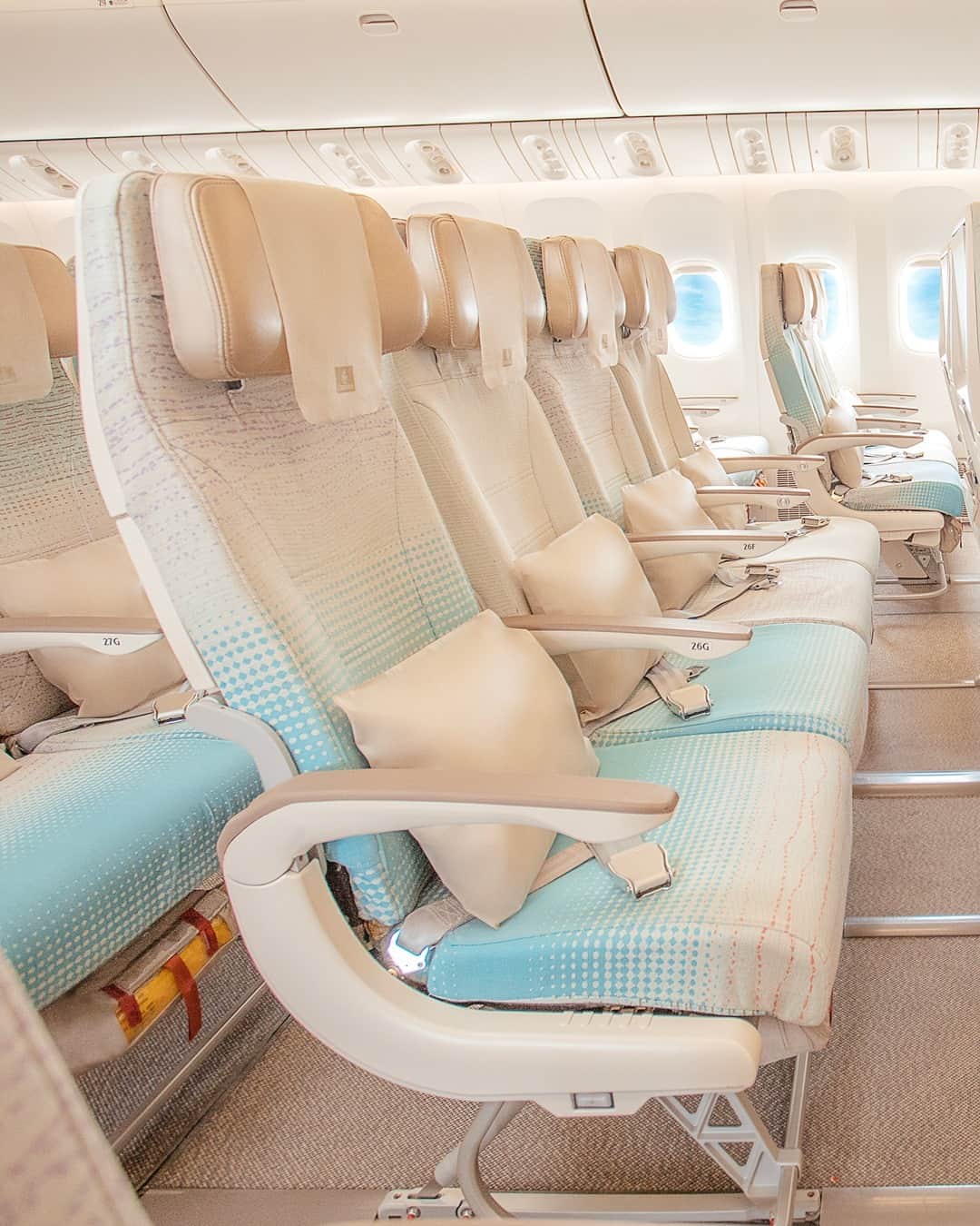 エミレーツ航空さんのインスタグラム写真 - (エミレーツ航空Instagram)「On our flights, boredom's out of sight.   From free Wi‑Fi to non-stop entertainment choices of up to 6,500 channels on ice, we've got your (seat)back! 💪🏼  *Wi-Fi is complimentary to all Emirates Skywards members and available on most aircraft.  #Emirates #FlyBetter」6月13日 21時00分 - emirates