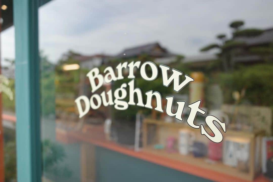 石井輝明のインスタグラム：「愛媛、松山。 植物のお店の向かいにあるドーナツ屋さん。 色使いがすごく素敵だった。  昨日、一昨日と北谷でお世話になりました。 北谷初めて来たけど絶対また来たい。 絶対また行く。  #barrowdoughnuts #cafe #coffee #カフェ #コーヒー #喫茶店 #ドーナツ #愛媛カフェ #松山カフェ #三津浜カフェ #カフェ芸人」