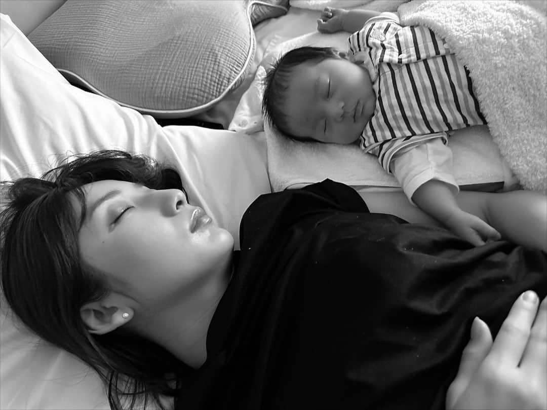 高橋美咲のインスタグラム：「. インスタで予習していた “キラキラした育児” とは 似つかない日々を送っております👶🍼🍼🍼 . . #育児記録 #育児あるある #手首撃沈 #男の子ママ  #寝れる時に寝る  #寝落ち」