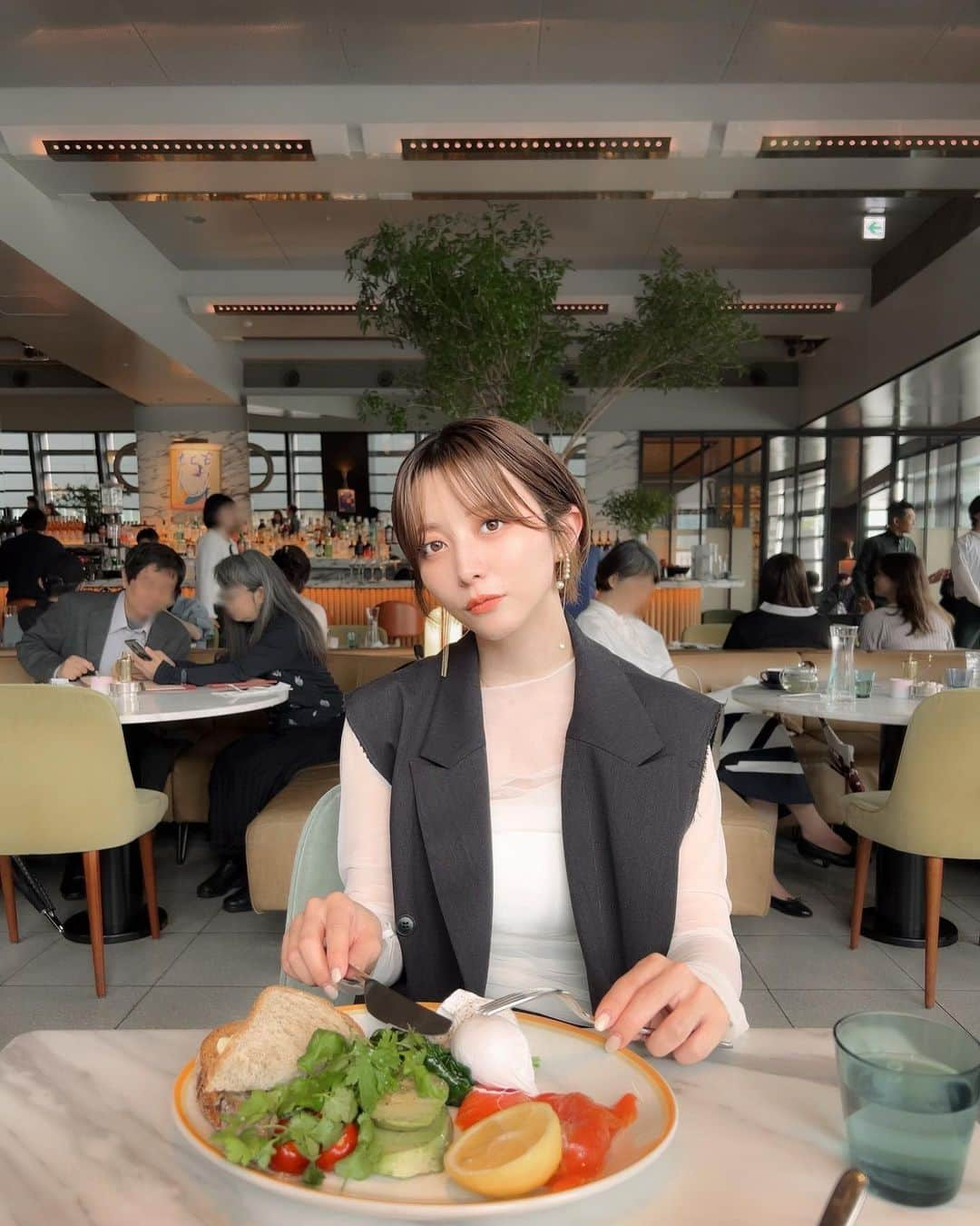 ゆ い りさんのインスタグラム写真 - (ゆ い りInstagram)「少し前の朝活🍃✨ bills銀座の朝ごはん食べてきたんやけど 彩もきれいで美味しくて良い朝すぎた🌸 時間に余裕のある朝にぜひ行ってみて欲しい！！  銀座に行くし、 大人っぽくしたくて 久しぶりにパールのピアスを🪞✨  お洋服は2枚目にタグ付けしてるよ💕」6月13日 21時02分 - pamyuiri