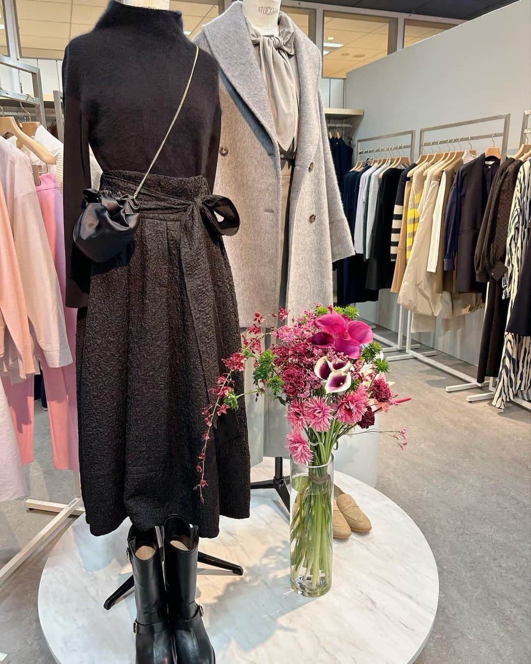 篠原菜月さんのインスタグラム写真 - (篠原菜月Instagram)「BEAMS 2023 AW @beams_official  ⁡ ビームスの秋冬展示会へ！ ⁡通勤に休日カジュアルに愛用してる Demi-Luxe BEAMSもチェック❣️ 今回も素敵な秋冬のアイテムばかり。 ⁡ 最近よく褒めてもらえる鮮やかなブルーのノースリーブトップスも @demiluxebeams です💙 Aラインがとってもかわいいの🥰 今年の夏たくさん着る予定〜🏝️ ⁡ GO TO HOLLYWOODの子供服も可愛かった〜🫶 ⁡ ⁡ ⁡#BEAMS#ビームス展示会#demiluxebeams  #デミルクスビームス#秋冬展示会#ノースリーブ #通勤コーデ#休日コーデ#秋冬コーデ#AW」6月13日 21時14分 - natsukishinohara
