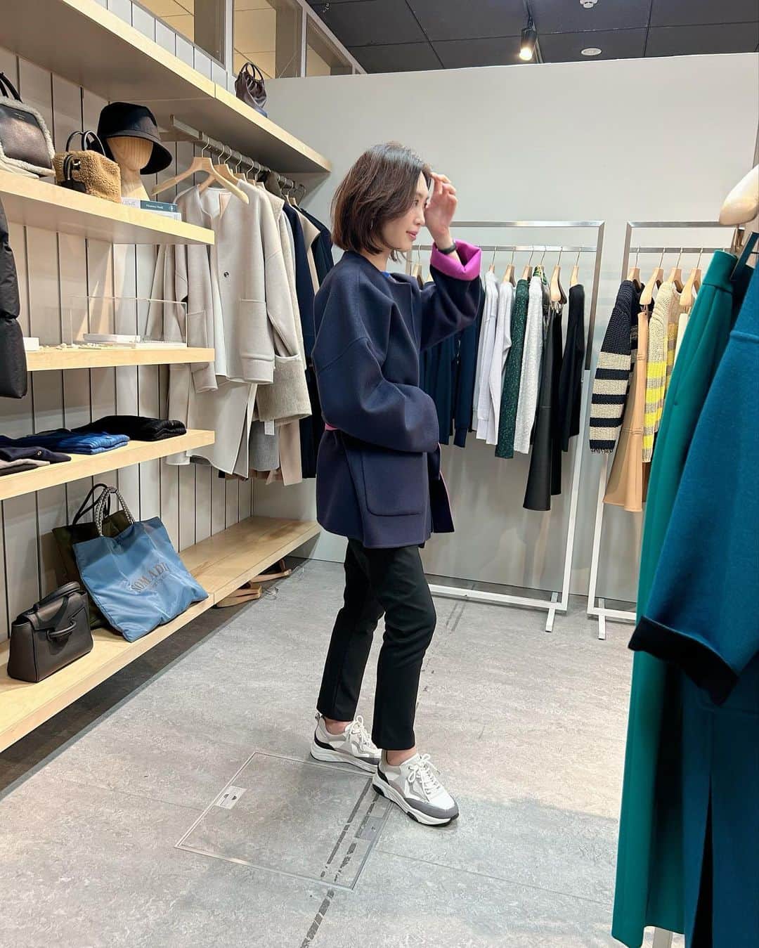 篠原菜月さんのインスタグラム写真 - (篠原菜月Instagram)「BEAMS 2023 AW @beams_official  ⁡ ビームスの秋冬展示会へ！ ⁡通勤に休日カジュアルに愛用してる Demi-Luxe BEAMSもチェック❣️ 今回も素敵な秋冬のアイテムばかり。 ⁡ 最近よく褒めてもらえる鮮やかなブルーのノースリーブトップスも @demiluxebeams です💙 Aラインがとってもかわいいの🥰 今年の夏たくさん着る予定〜🏝️ ⁡ GO TO HOLLYWOODの子供服も可愛かった〜🫶 ⁡ ⁡ ⁡#BEAMS#ビームス展示会#demiluxebeams  #デミルクスビームス#秋冬展示会#ノースリーブ #通勤コーデ#休日コーデ#秋冬コーデ#AW」6月13日 21時14分 - natsukishinohara