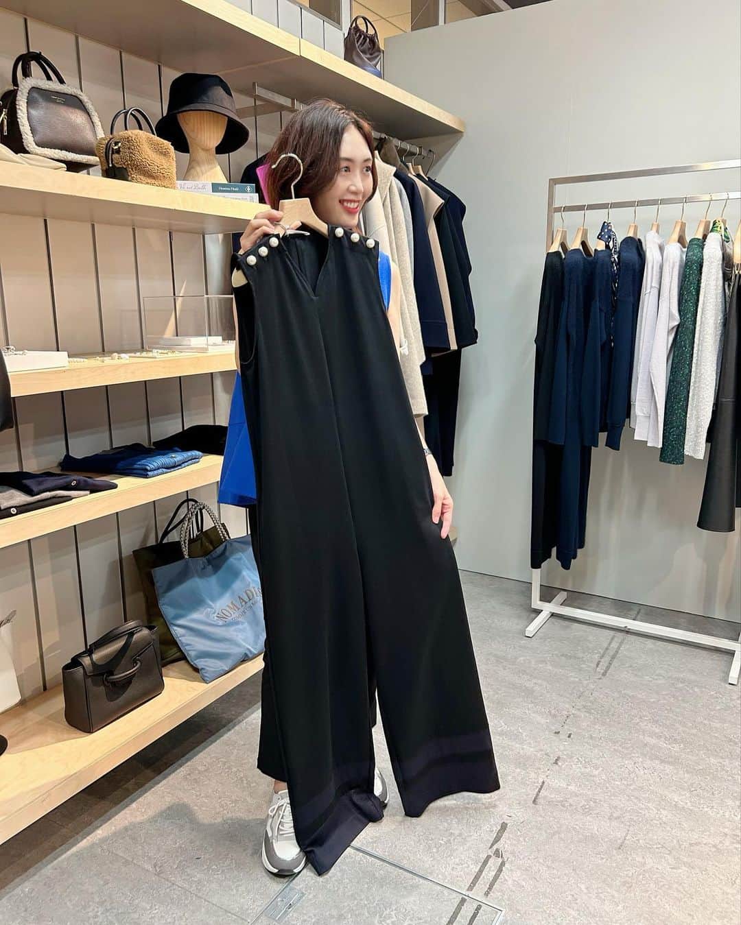 篠原菜月さんのインスタグラム写真 - (篠原菜月Instagram)「BEAMS 2023 AW @beams_official  ⁡ ビームスの秋冬展示会へ！ ⁡通勤に休日カジュアルに愛用してる Demi-Luxe BEAMSもチェック❣️ 今回も素敵な秋冬のアイテムばかり。 ⁡ 最近よく褒めてもらえる鮮やかなブルーのノースリーブトップスも @demiluxebeams です💙 Aラインがとってもかわいいの🥰 今年の夏たくさん着る予定〜🏝️ ⁡ GO TO HOLLYWOODの子供服も可愛かった〜🫶 ⁡ ⁡ ⁡#BEAMS#ビームス展示会#demiluxebeams  #デミルクスビームス#秋冬展示会#ノースリーブ #通勤コーデ#休日コーデ#秋冬コーデ#AW」6月13日 21時14分 - natsukishinohara