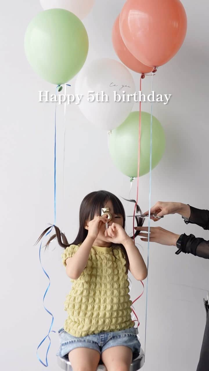 Kyooonのインスタグラム：「happy birthday♡ 次女が5歳になりました♡  お腹の中にいたときから守ってくれていた 胎毛をついに切りました。 なんだか寂しくもなっちゃったけど 新しいヘアスタイルでお姉さんぽくなった 次女も可愛くて仕方ありません🥺  いつも家族を笑わせてくれて癒してくれる 太陽みたいな存在の次女 あなたの笑顔に救われてます🫣  愛と笑顔が溢れる人生になりますように✨ 生まれてきてくれてありがとう♡  #ファーストカット#5歳#5歳誕生日#誕生日リール#誕生日動画#誕生日フォト#birthdaygirl#birthdayreels#birthdayphoto#firstcut」