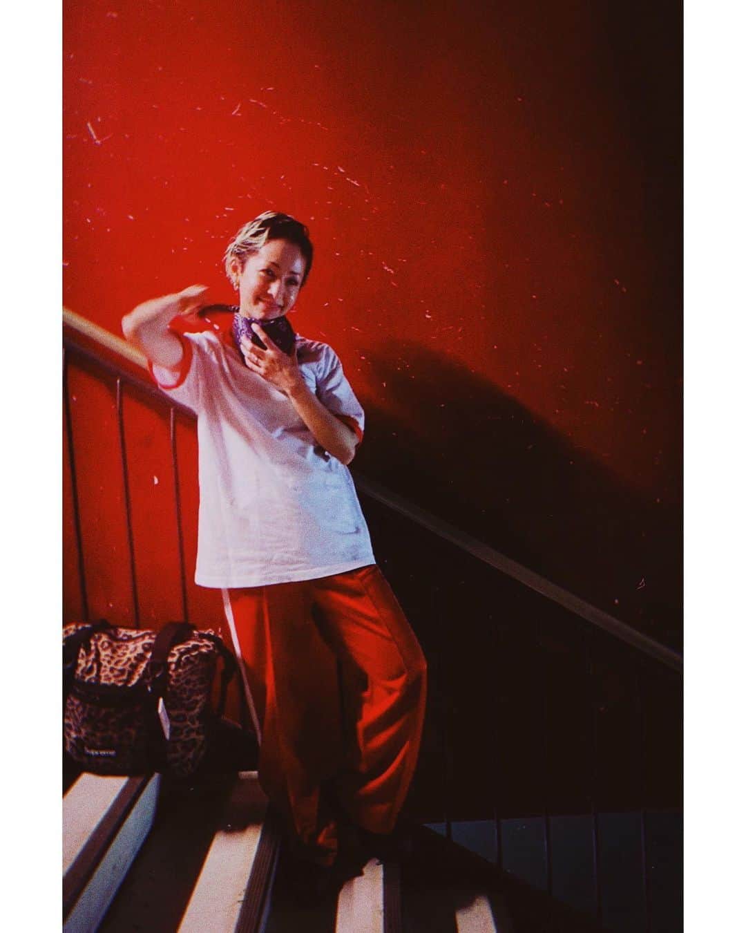 木村カエラのインスタグラム：「TOURの時の私服とLIVEの壁🔻🔺🔺🔻🔺🔻🔺🔻 首に巻いてるバンダナは、氷嚢でライブ後の喉を冷やしております。  T-shirt: @verdy  pants: @hm_kids  BAG: @supremenewyork」