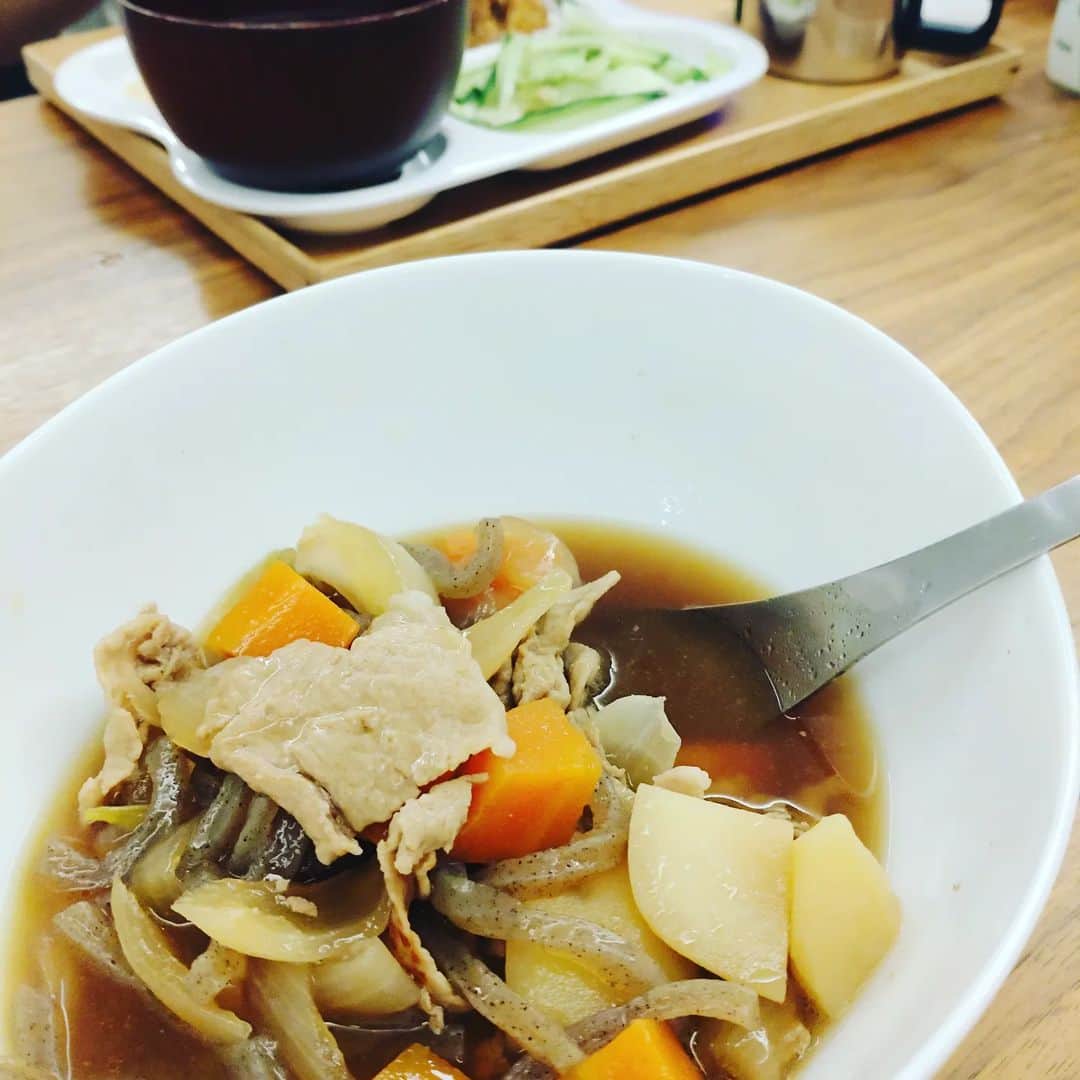 のインスタグラム：「時間がない日や疲れている日は 肉じゃが率高し  しかも今日は しらたきがなくて 突き出しこんにゃく  それでも ウマイ！ウマイ！ と、ご飯を おかわりしてくれる 息子達  そうなると…  明日も頑張って作るわー♪  と、ご機嫌になる母  母って単純  #最近 #学校行事多し   #夕食 #肉じゃが  #三兄弟」