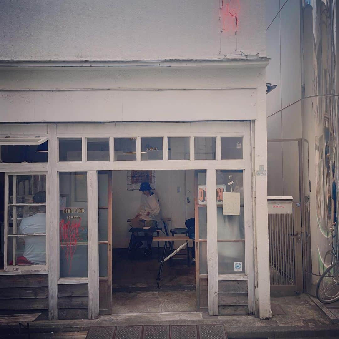 加藤 聖也さんのインスタグラム写真 - (加藤 聖也Instagram)「. BEAR POND ESPRESSO 美味しくて店内も好き。  また行こう🤭  下北沢にあるコストコ STOCKMARTにも行ってみた  #下北沢 #coffee #coffeeshop #coffeestand #caffellatte #llatteart  #BEARPONDESPRESSO #久しぶりの下北沢へ #何気に徒歩で行ける距離だった」6月13日 21時09分 - se1ya_kato