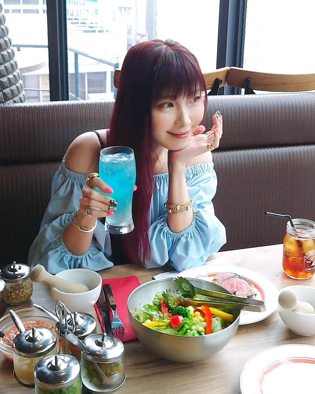 のインスタグラム：「初体験🍗肉好きさんに超おすすめ💕 友達のスーちゃん @seriya214 と「CHURRASCO GANG 渋谷店」 @churrasco_gang 🥩 ・ ・ 店内めっちゃ広くてお洒落❕ゆったりenjoyしながら.シュラスコ食べ放題なんて贅沢すぎじゃない❔🥳🎉 ・ ・ まず運んできたのはDIYソース❗トマト、サルサソース、パクチー、チリパウダー、ガーリックソース、など自分の好みで鉢の中に入れて、潰しながら混ぜ合わせ。じゃんじゃん！オリジナルソース出来たよ😃🥰❣️ ・ ・ って、肉来たよ❕ 熱々な牛イチボ、牛ランプ、ソーセージ、わぁ〜早く食べないと間に合わない、、、😅 食べてるうちに私が一押しのケージョンゴ (焼きチーズチキン) 来た！目の前でチーズを焼いて、上から華麗にハチミツをかけてくれた！美味しそう😘🍒  その後も、ペッパーステーキ、 豚肩ロースなど、美味しそうなお肉を運んでくれて、目の前で切ってくれた🩷👌 ・ ・ わぁ〜胃袋もう一個ほしいくらい食べたよ⤴️ 最後の締めは焼きパイナップル🍍パイナップルを焼くの？と思いながら食べたら甘っい〜〜〜❣️ ・ ・ めっちゃめっちゃ良すぎて、また行きたいなぁ〜🍸😚💓 ・ ・ ⚜️CHURRASCO GANG 渋谷本店 @churrasco_gang  渋谷区宇田川町31-1 HULIC & new shibuya 6F  ・ ・ ✯✯✯✯✯✯✯✯✯✯✯✯✯✯✯✯✯✯✯✯✯✯✯✯✯✯✯✯✯ ・ ・ Model @minaninamiji   🖤 ファッションショー、タレント、作品撮影、商品撮影、 PR、インフルエンサー 、アンバサダー、 通訳、キャスティングなどの仕事は DMでお願いいたします。  🖤 丹遥ニナNina手書きかわいいニナキャラクターラインスタンプ 発売❗@ninalinestamp から飛べますよ❣️ ・ ・ #churrascogang #シュラスコギャング #渋谷グルメ #渋谷ランチ#渋谷ディナー #渋谷チキン  #ブラジリアン #東京グルメレポート #渋谷飲み会 #渋谷食べ放題 #飲み放題#渋谷デート #渋谷女子会 #渋谷食べ歩き #食べ放題ランチ #渋谷食べ放題 #映えグルメ #シュラスコランチ #シュラスコディナー #飯テロ #グルメ女子  #食べ歩き #食べ放題 #シュラスコ #渋谷グルメ #渋谷デート #女子会ディナー #デート #渋谷ディナー」
