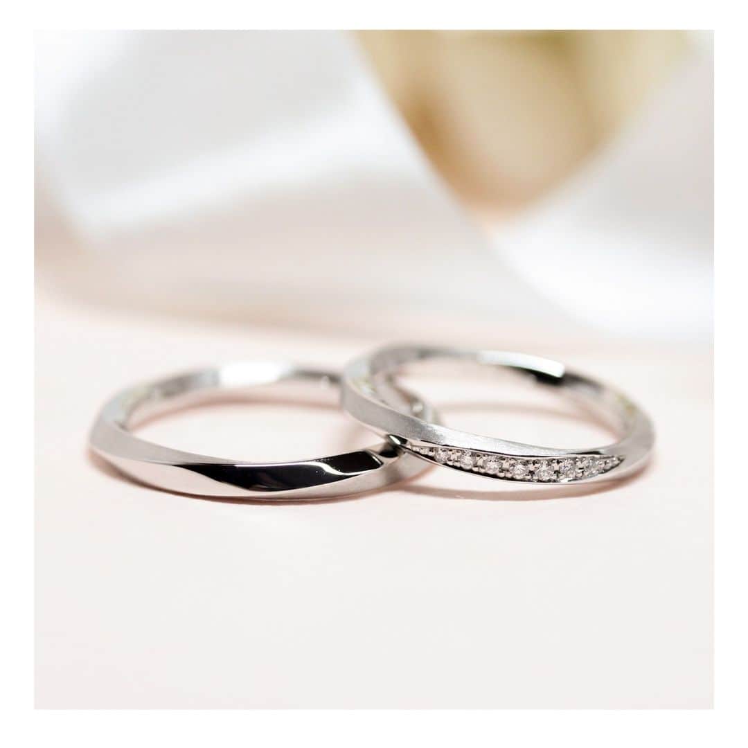 ith / イズ オーダメイド結婚指輪さんのインスタグラム写真 - (ith / イズ オーダメイド結婚指輪Instagram)「流れるようなツイストに、 光沢とマットの2種類の質感を施し コントラストを引き立てました。  女性の指輪は ダイヤモンドでより華やかに。  その日の気分で、 光沢・マットそしてダイヤモンドと 正面を変えることができる結婚指輪です。  ▽ 指輪について 結婚指輪(男性)：オーダーメイド Pt950：要見積もり  結婚指輪(女性)：オーダーメイド Pt950：要見積もり  お問い合わせコード：23211  *********************************** ⧉ ith 公式WEB  @ith_marriage アカウントTOPへ 　 ☞ プロフィールURLをタップ  ⧉ 公式ハッシュタグ   ☞ #イズマリッジ   ⧉ 暮らしに寄り添うジュエリー  ith online store ☞  @ith_jewelry   ***********************************  #結婚指輪 #マリッジリング  #福岡 #福岡花嫁 #プラチナ #カスタマイズ #オーダーメイド #オーダーメイドリング #手仕事 #結婚指輪オーダー #アトリエ #ゴールドリング  #ダイヤモンド #結婚指輪探し #結婚指輪選び #指輪選び #指輪探し #結婚準備 #婚約 #プロポーズ #プレ花嫁  #花嫁準備 #2023秋婚 #2023冬婚  #2024春婚 #2024夏婚 #職人」6月13日 21時10分 - ith_marriage