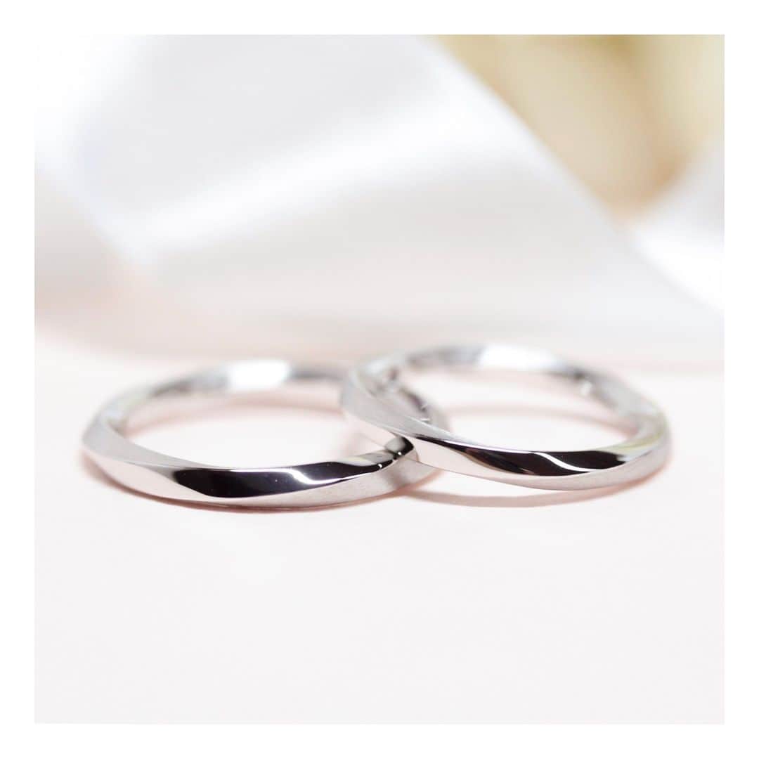 ith / イズ オーダメイド結婚指輪さんのインスタグラム写真 - (ith / イズ オーダメイド結婚指輪Instagram)「流れるようなツイストに、 光沢とマットの2種類の質感を施し コントラストを引き立てました。  女性の指輪は ダイヤモンドでより華やかに。  その日の気分で、 光沢・マットそしてダイヤモンドと 正面を変えることができる結婚指輪です。  ▽ 指輪について 結婚指輪(男性)：オーダーメイド Pt950：要見積もり  結婚指輪(女性)：オーダーメイド Pt950：要見積もり  お問い合わせコード：23211  *********************************** ⧉ ith 公式WEB  @ith_marriage アカウントTOPへ 　 ☞ プロフィールURLをタップ  ⧉ 公式ハッシュタグ   ☞ #イズマリッジ   ⧉ 暮らしに寄り添うジュエリー  ith online store ☞  @ith_jewelry   ***********************************  #結婚指輪 #マリッジリング  #福岡 #福岡花嫁 #プラチナ #カスタマイズ #オーダーメイド #オーダーメイドリング #手仕事 #結婚指輪オーダー #アトリエ #ゴールドリング  #ダイヤモンド #結婚指輪探し #結婚指輪選び #指輪選び #指輪探し #結婚準備 #婚約 #プロポーズ #プレ花嫁  #花嫁準備 #2023秋婚 #2023冬婚  #2024春婚 #2024夏婚 #職人」6月13日 21時10分 - ith_marriage