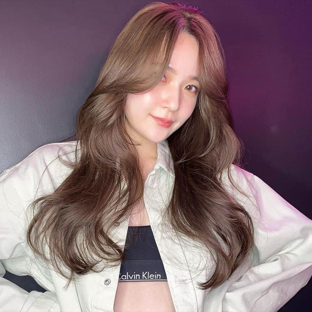 原涼香のインスタグラム：「🆕🩵夏に向けてやりたいhazel greige🩵 赤味を柔らかく消して透明感up♡ ㅤㅤㅤㅤㅤㅤㅤㅤㅤㅤㅤㅤㅤ color point🤍 カラーのみで明るめを続けると 透明感がよりでます✨ 一回で明るめ希望の方はWケアカラーがオススメです✔︎🤍 ㅤㅤㅤㅤㅤㅤㅤㅤㅤㅤㅤㅤㅤ 🎀韓国HAIR STYLE menu... ㅤㅤㅤㅤㅤㅤㅤㅤㅤㅤㅤㅤㅤ ☑︎カット ワンカールだけでも可愛いこだわりレイヤーカット♡  ☑︎プレミアムケアカラー(or Wケアカラー) 透明感バツグンのグレージュカラー♡ ㅤㅤㅤㅤㅤㅤㅤㅤㅤㅤㅤㅤㅤ ☑︎HITAトリートメント 韓国人みたいなツヤ髪はトリートメントがマスト♡  ㅤㅤㅤㅤㅤㅤㅤㅤㅤㅤㅤㅤㅤ ご予約はリンクから🫶🏻🔗 ㅤㅤㅤㅤㅤㅤㅤㅤㅤㅤㅤㅤㅤㅤㅤㅤㅤㅤㅤㅤㅤㅤㅤㅤㅤㅤ ㅤㅤㅤㅤㅤㅤㅤㅤㅤㅤㅤㅤㅤ  #SHIMA#韓国ヘア#韓国スタイル#レイヤーカット#ワンホンヘア#ワンホン#ダークトーン#網紅#初カラー#暗髪#ベージュカラー#ラベンダーカラー#グレージュ#オリーブカラー#透明感カラー#銀座美容院#銀座美容室#美容師#시스루뱅#레이어드컷#koreanhair」