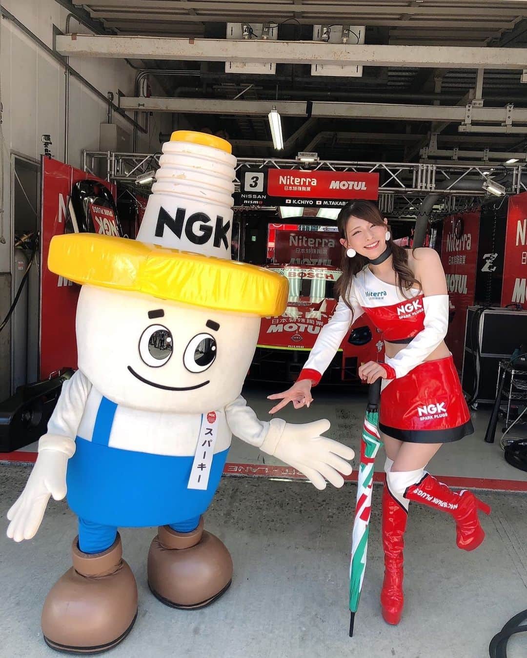 のインスタグラム：「❥NGKスパークプラグのマスコットキャラクターのスパーキーとじゃんけん✊✌🖐  千代勝正選手の真似しちゃった♪ そして千代選手同様、勝っちゃった🤭  #supergt #sgt #スーパーGT　#スーパーgt #レースクイーン #rq #nismo #ngkスパークプラグ #スパーキー #ngkスパークガール #バイク女子 #supergt2023 #racequeen #bikegirl #コスチューム #鈴鹿サーキット」