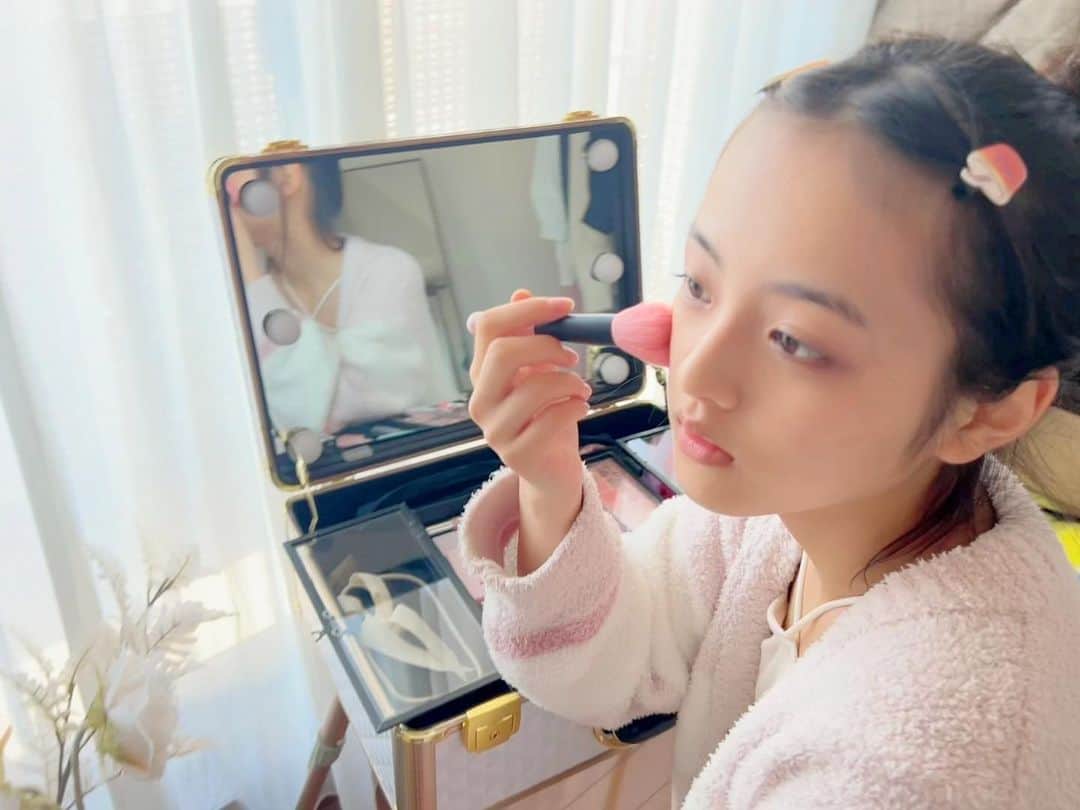 のインスタグラム：「メイク中〜💄✨  #メイク#チーク#💗 #竹下優名 #jc2#09 #スターダストプロモーション」