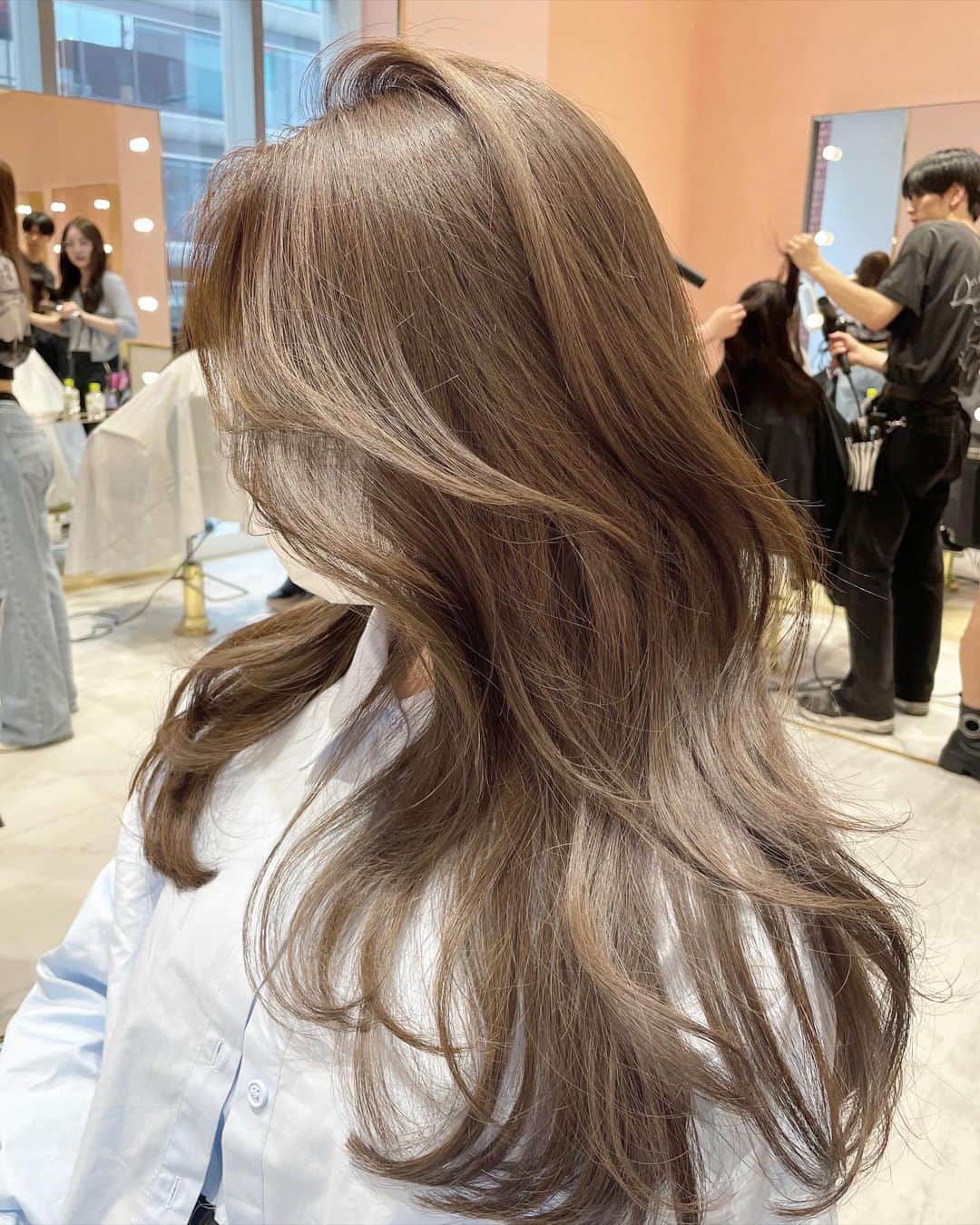 原涼香のインスタグラム：「大人気𝙗𝙚𝙞𝙜𝙚 🤎ブリーチなし明るめカラー🎀 ㅤㅤㅤㅤㅤㅤㅤㅤㅤㅤㅤㅤㅤ カラーのみで明るめを続けると 透明感がすごくでます✨ 一回で明るめ希望の方はWケアカラーがオススメです🫶🏻 ㅤㅤㅤㅤㅤㅤㅤㅤㅤㅤㅤㅤㅤ menu... ●カット ●プレミアムケアカラー(or Wケアカラー) ●バイカルテトリートメント ㅤㅤㅤㅤㅤㅤㅤㅤㅤㅤㅤㅤㅤ 是非お任せください🤍 ㅤㅤㅤㅤㅤㅤㅤㅤㅤㅤㅤㅤㅤ  #SHIMA #韓国ヘア#韓国スタイル#海外ヘア#レイヤーカット#ワンホンヘア#ワンホン#ブリーチカラー#網紅#初カラー#ハイトーン#暗髪#ベージュカラー#ラベンダーカラー#グレージュ#オリーブカラー#透明感カラー#銀座美容院#銀座美容室#美容師#美容学生#시스루뱅#레이어드컷#hairstyle#y2k#fasion#color#layered#beige#メイク」
