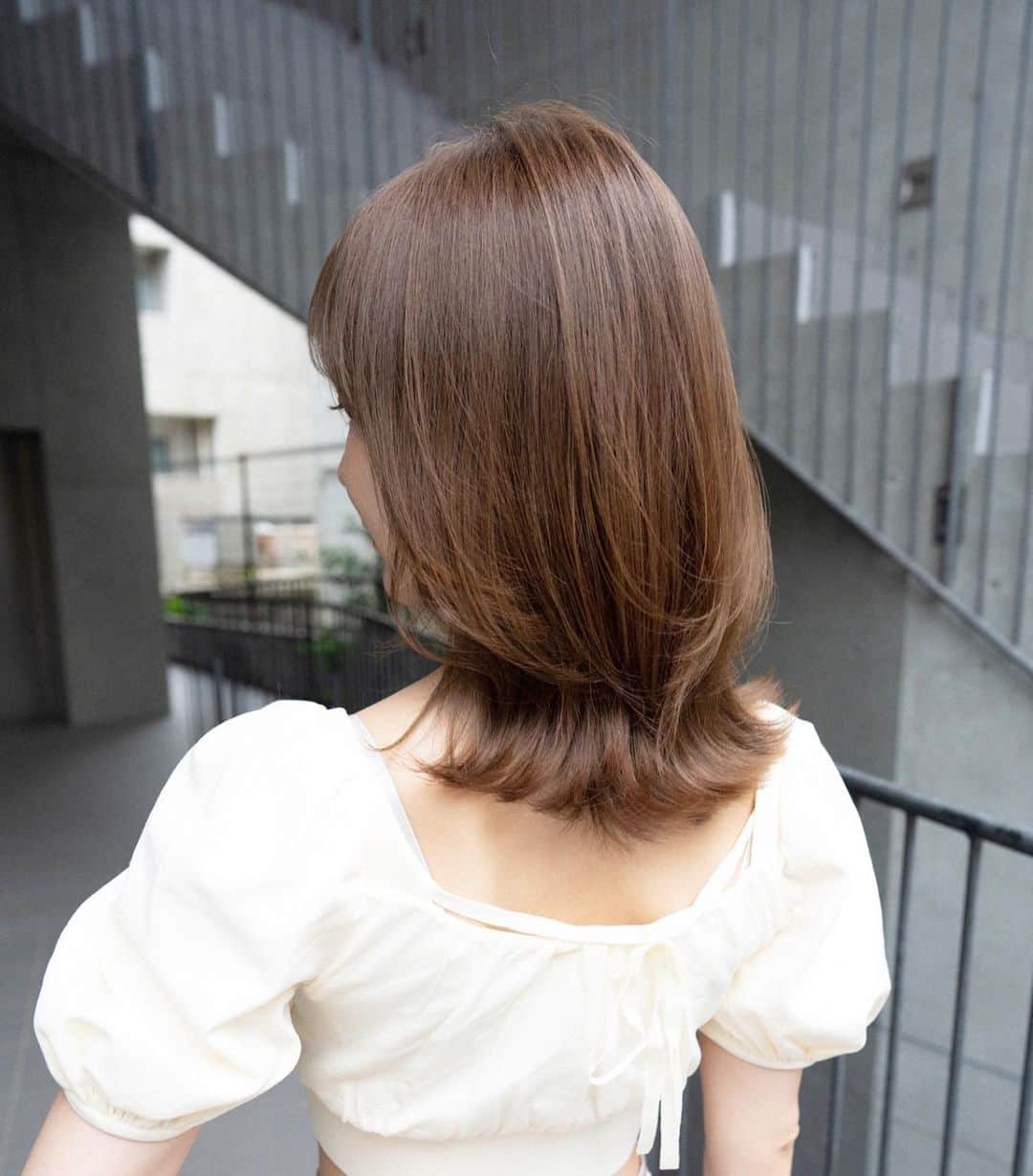齋藤純也のインスタグラム：「ミディアムレイヤースタイル  ラフなスタイリングでもキマるデザインがこだわりです！ その人らしく骨格と了解と髪質に合わせて誰よりも似合うヘアスタイルを提供させていただきます♪  ✴︎PRICE✴︎ カット✂︎7700円 カラー✂︎7700円  カットなしの場合シャンプーブロー料金+2200円 カラーはトリートメントin処方で圧倒的な艶感と手触りをプラスします。 ブリーチor3Dハイライト施術はプラス7700円です。 パーマ✂︎7700円 トリートメント✂︎種類多数によりカウンセリングで決めさせていただきます。5500円〜11000円 縮毛矯正✂︎17600円、前髪のみは6600円 ・ ネット予約が×の所もお電話かDMで時間調整できますので気軽にご連絡ください！ kelly.表参道本店　A1出口より徒歩45秒 東京都渋谷区神宮前5-2-5 JY表参道ビル２Ｆ kelly. ・ ・ ✔️群馬県伊勢崎市で出勤するスケジュールは隔週水曜日です。 群馬店は料金が異なります、お問い合わせください 群馬のご予約はＤＭまたは ホットペッパービューティーで  kelly. by L.O.G 検索✂︎ 在籍日程が少なくて申し訳ありません。 薬剤は最新のものを揃えました 群馬県伊勢崎市宮前町146-1」