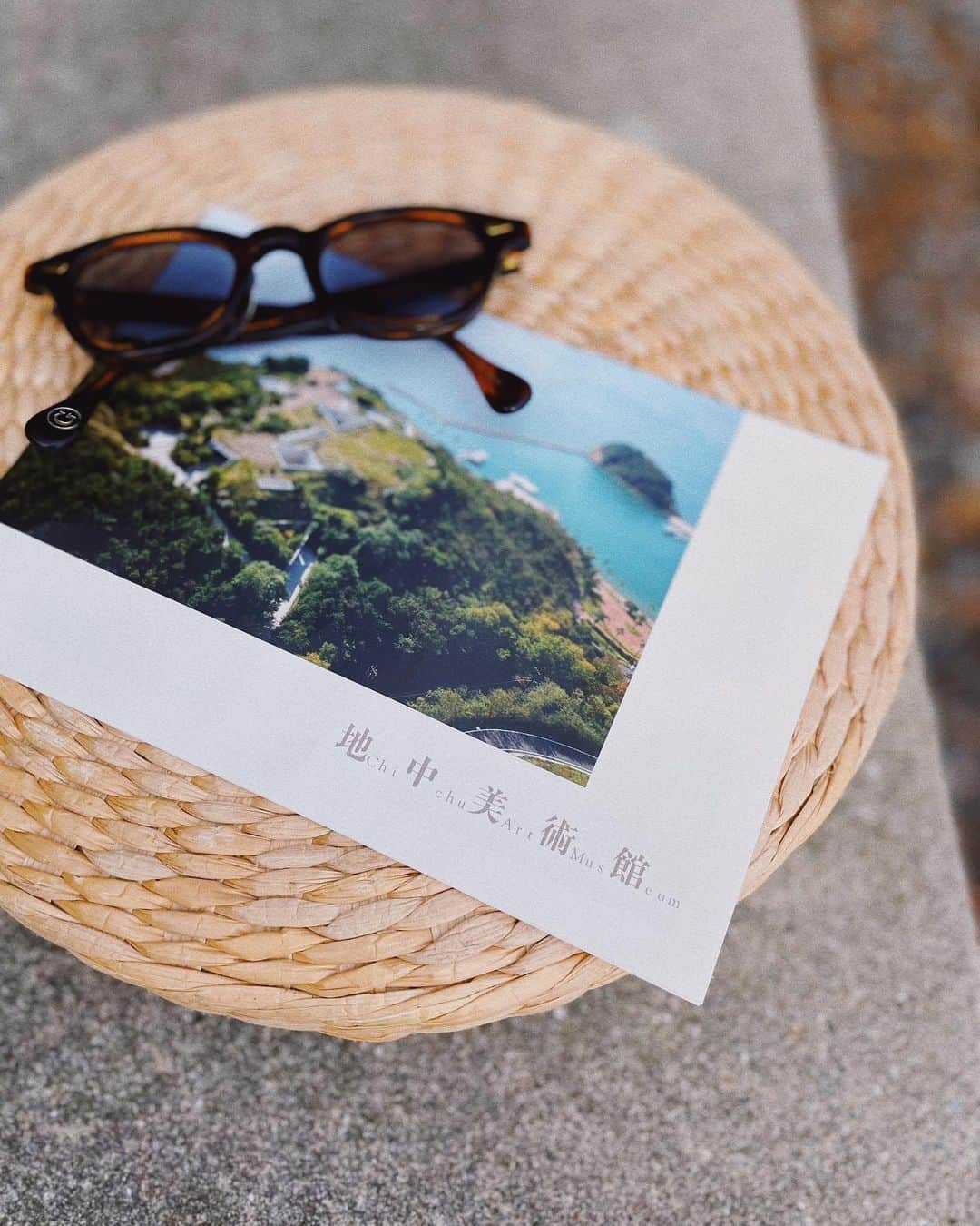 宮司愛海さんのインスタグラム写真 - (宮司愛海Instagram)「【直島・豊島旅行記②】 地中美術館は、やっぱりモネの睡蓮。 展示室に足を踏み入れ視界が開けた瞬間、思わず感嘆の声が漏れた。床の、白い大理石のタイルの感触は足の裏から伝わってくらいやさしく贅沢で、思わずほおずりしたくなるほど。 5点のモネの作品が飾られた真っ白な部屋に冷たさは無く、自然光に包まれたモネの作品たちがやわらかく語りかけてくるようでした。 たった3人のアーティストのために安藤忠雄さんが設計した建物も素晴らしかったなあ...。 地中美術館というその名の通り、建物の大半が地中にあり、山や自然と馴染む外観になっています。館内は写真撮影が禁止なので、建築学生と思われる方々が建物の内部をデッサンしてらっしゃったのもよかったです。  地中美術館からの帰りは、モネの作品を彷彿とさせる「地中の庭」が余韻に浸らせてくれて最後まで夢見心地だったのでした。  あとは大竹伸朗さんの銭湯「I♡湯」 裸でアートに触れるのが不思議な感覚でした。ほかに誰もいなかったので、一人でお湯をいただきました♨️  #地中美術館 #大竹伸朗 #直島旅行記」6月13日 21時22分 - manami_miyaji