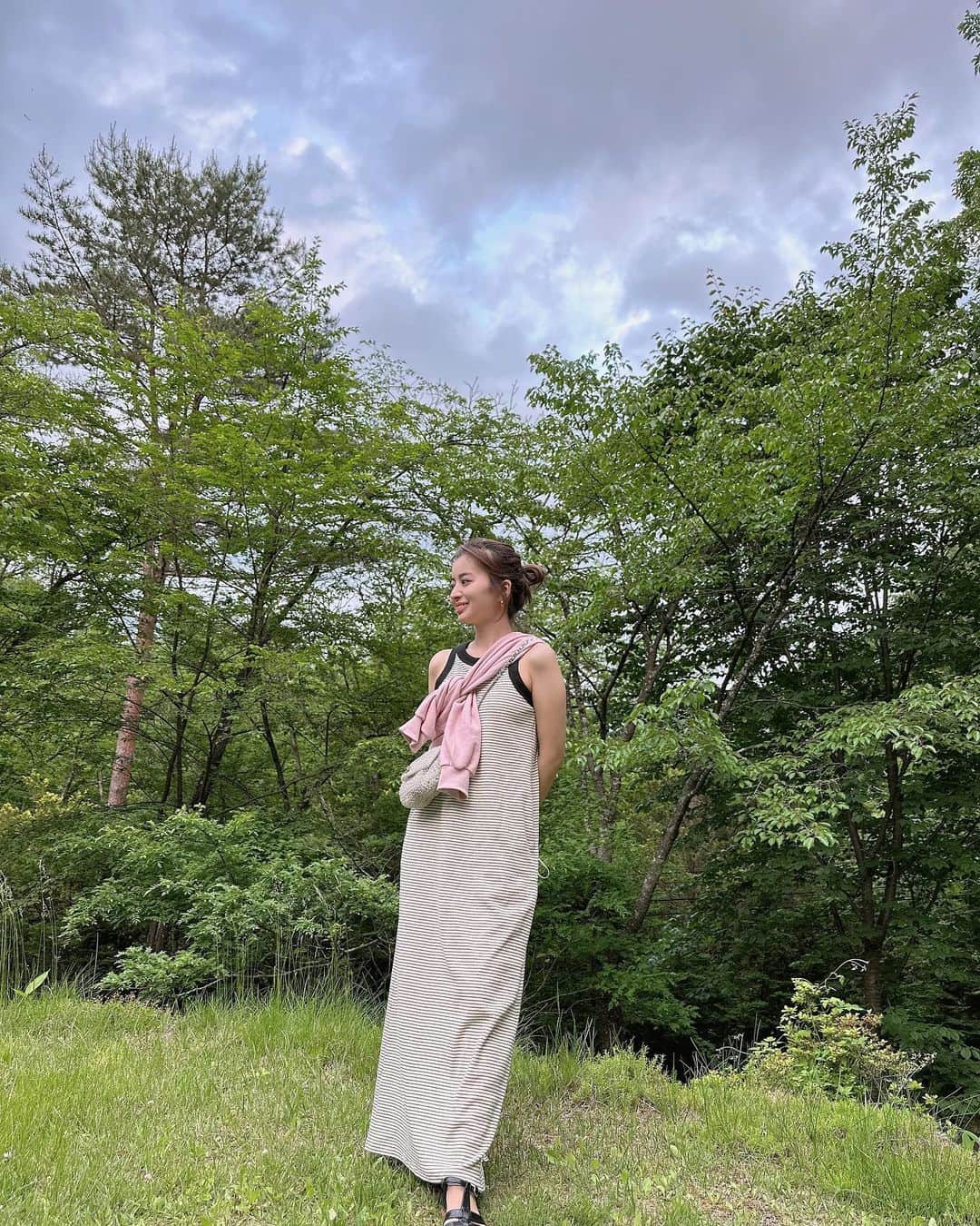 田中優衣のインスタグラム：「お天気悪目な軽井沢。 旅行予定の方は長袖一枚あると 過ごしやすいと思います😊  昨日のライブで人気だったワンピース。 ボーダー残りわずかになりました🥺 皆さんありがとうございます❤️」
