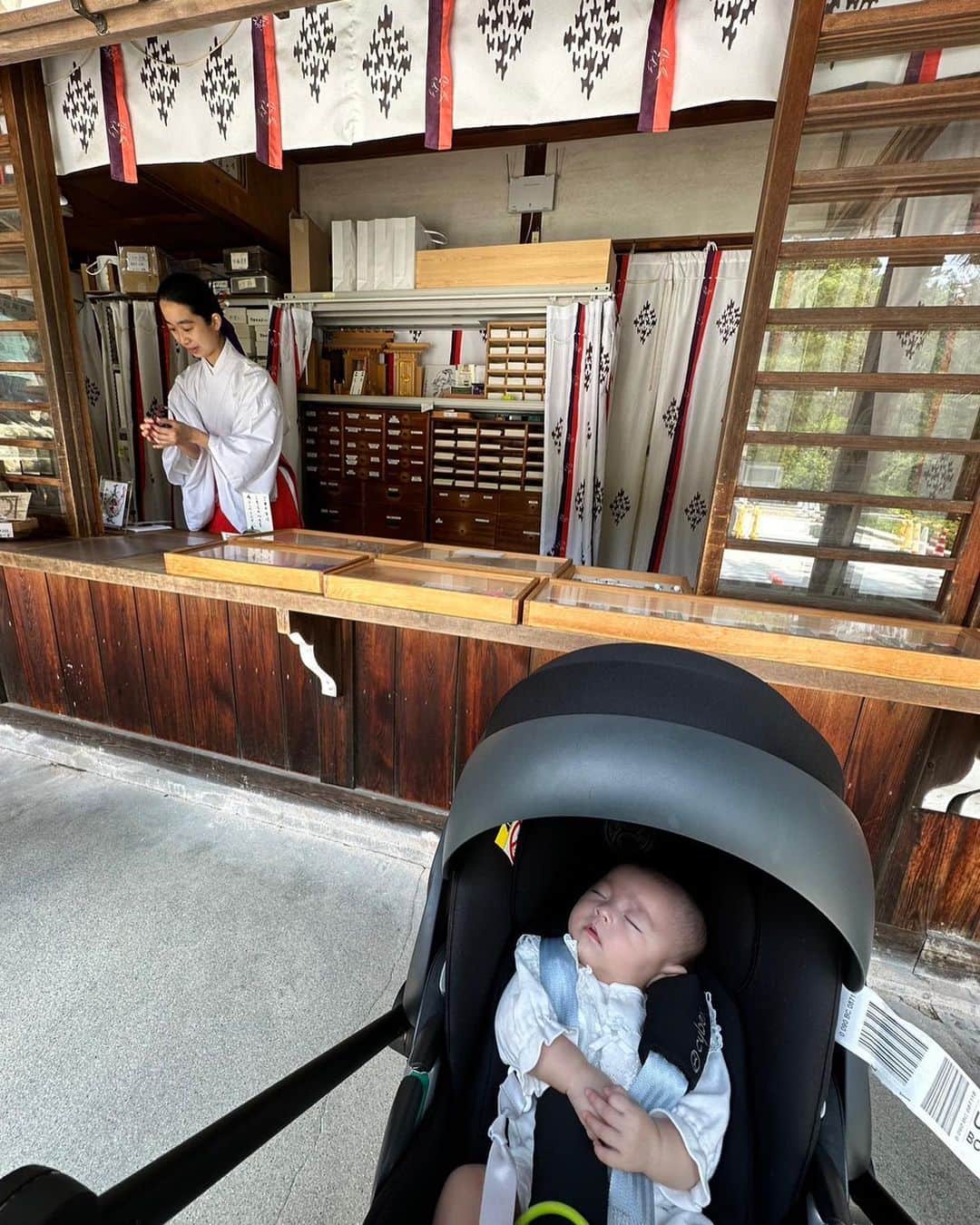 戸澤陽さんのインスタグラム写真 - (戸澤陽Instagram)「We had a baby blessed at the shrine⛩️  初宮参り！」6月13日 21時23分 - realtozawa