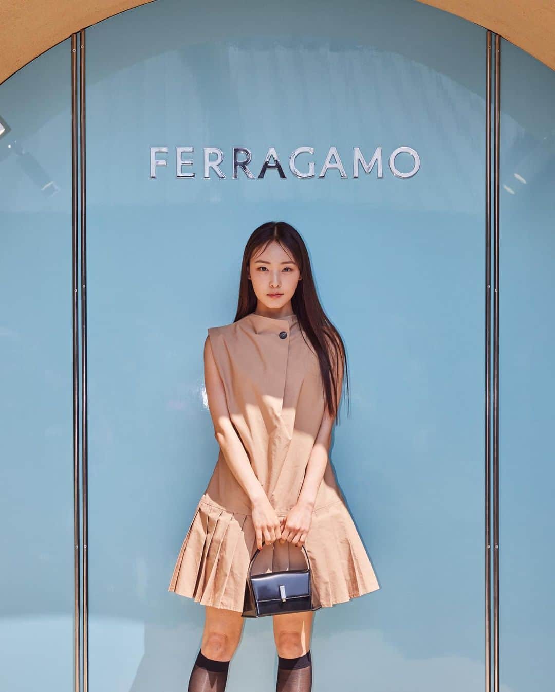 チョン・ソニのインスタグラム：「페라가모 2023 프리폴 컬렉션 팝업스토어 ⚪️🟢🔵  #FERRAGAMOPF23 @FERRAGAMO @_MAXIMILIANDAVIS_」
