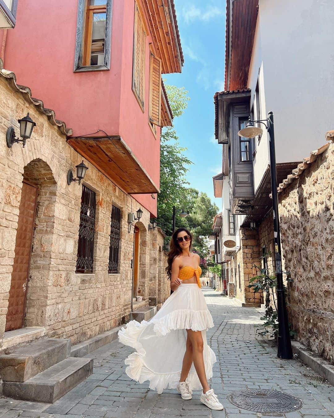 Aakriti Ranaのインスタグラム：「From the gorgeous streets of the The Old Town in Antalya, Turkey! ❤️ So much history and such beautiful architecture with lots of interesting local shops.   📸 @iparichoudhary   #aakritirana #antalya #turkey #travel #oldtown #indiantravelblogger #travelphotography #wanderlust #travelblogger #history」