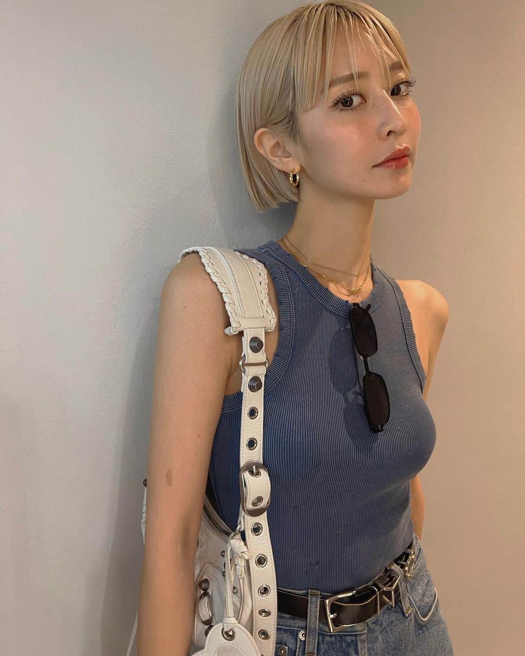 梅村実帆のインスタグラム：「今年の梅雨はややメンズな気分 👔 何でも合わせやすいピアス、毎日つけてる👂🏻🎀」