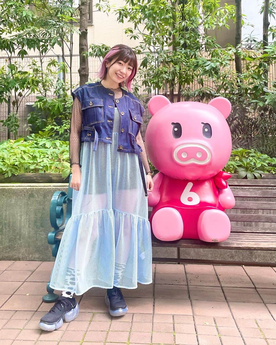 ぱいぱいでか美のインスタグラム：「ぱいはわの時に着てた服🍎🍑 . 気付いたら1週間経ってた……！ というわけで載せまする  メッシュのワンピースは大好きCandyの🍬！ いろんなのに重ねよ〜っと いっぱい着るんじゃ〜い 小関舞さんのこと好きになってから 青系の服めっちゃ増えたなぁ🤍🩵💙 デニムのベストは去年くらい？に買ったCrayme,です 好きすぎ便利すぎで年柄年中はおってます！ . #candystripper #crayme #wego #littlesunnybite #grounds #ぱいはわラジオ #でか美衣装 #でか美私服 #でか美ちゃん」