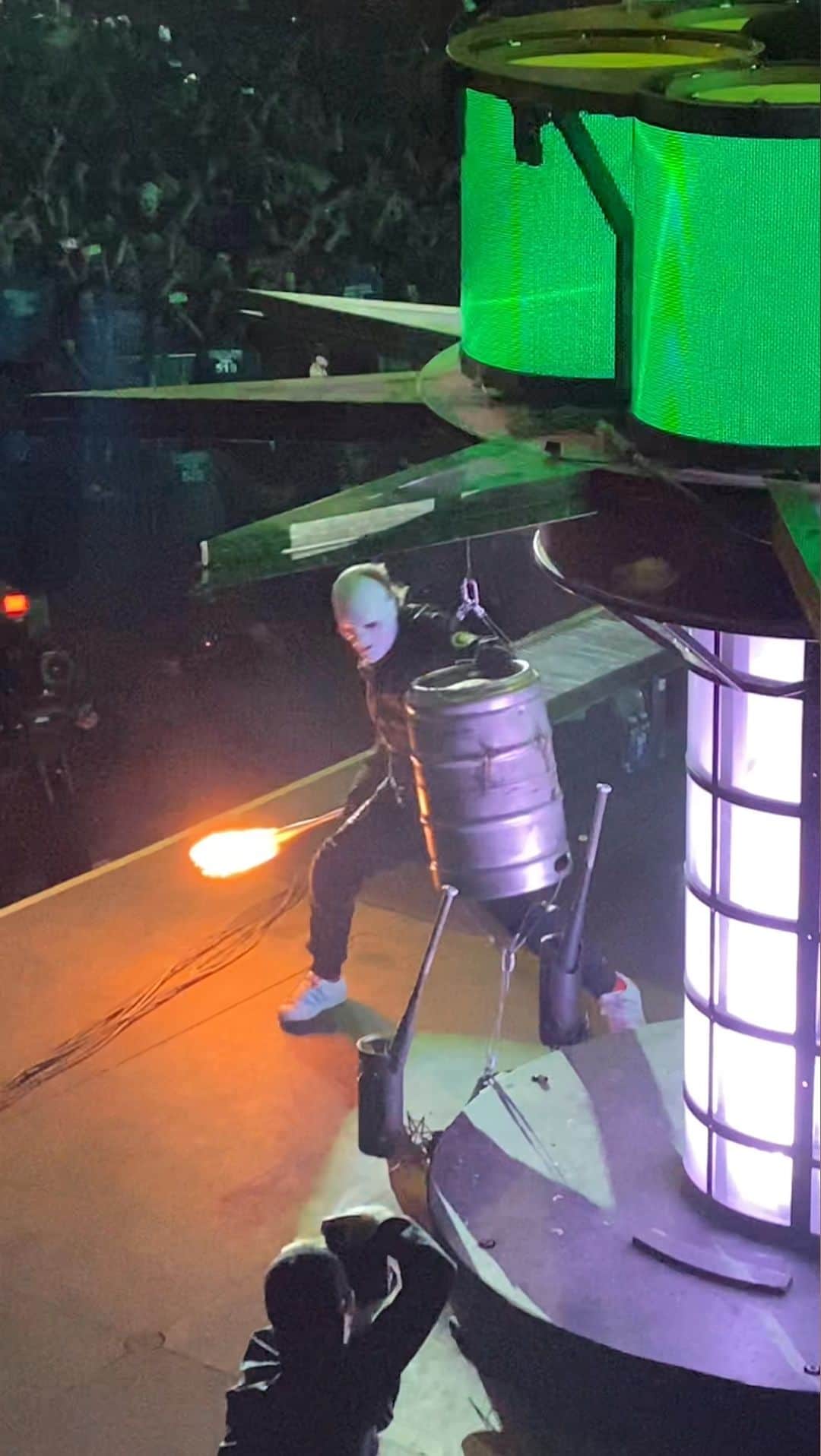 Kerrang!のインスタグラム：「After sitting out of the first few dates of their European shows to support his wife through some health issues, Clown made his live return to Slipknot at Download… and he brought his flaming bat with him 🔥」